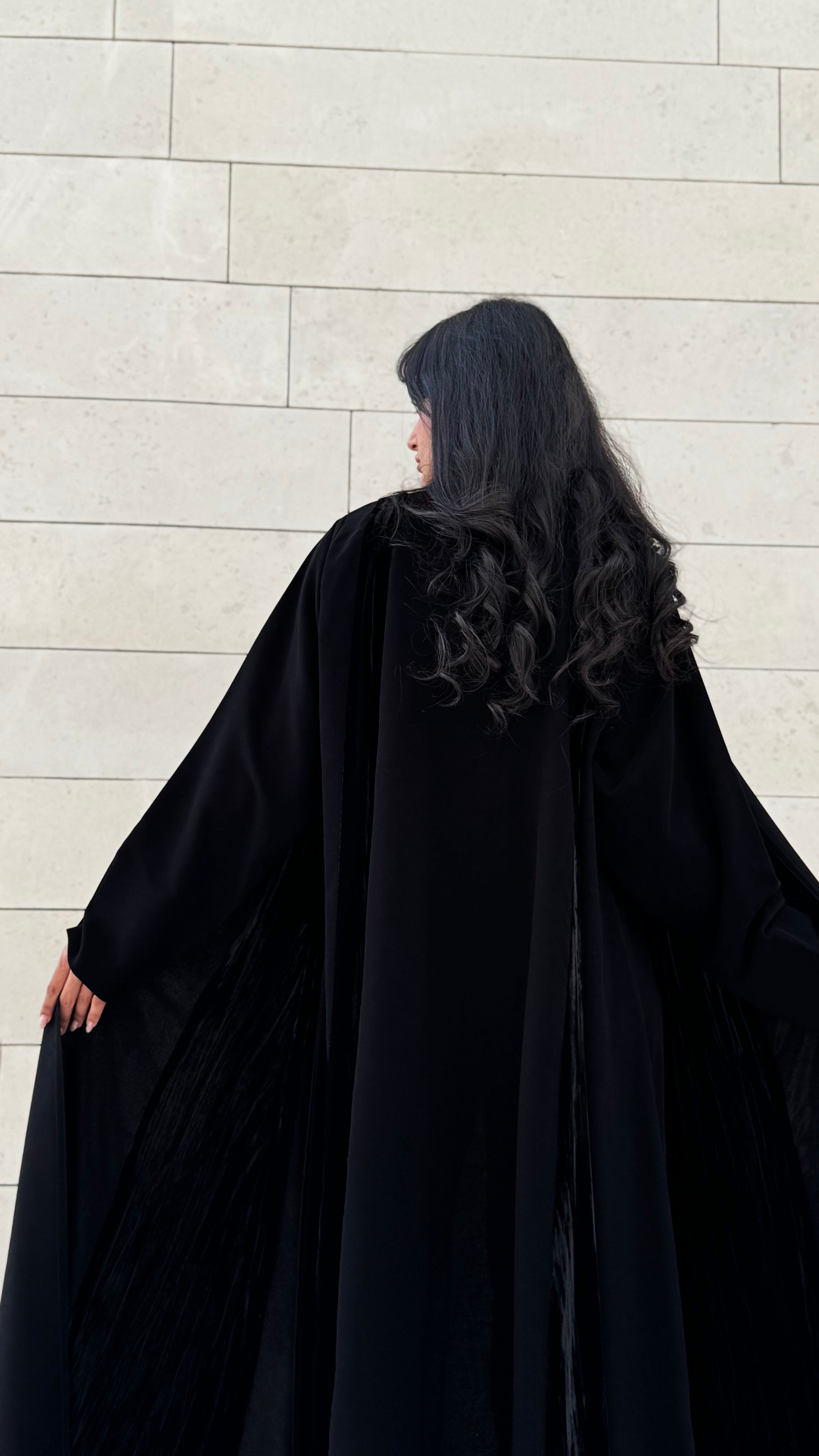 MWT665 - عباية اسود مع دخيلة مخمل - Aya