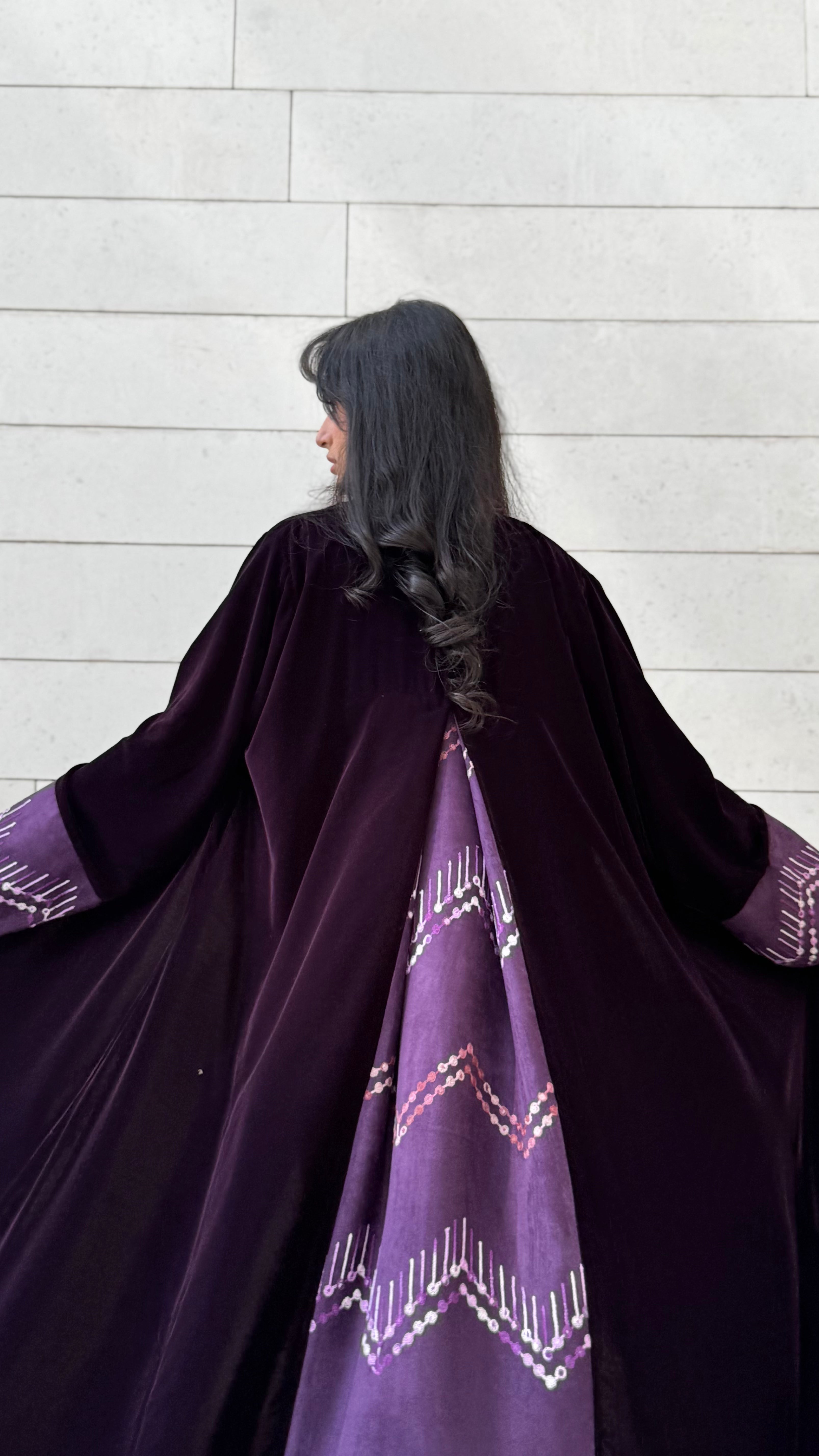 MWT650 - عباية مخمل مع تدخيلة شامواه موفي - Aya