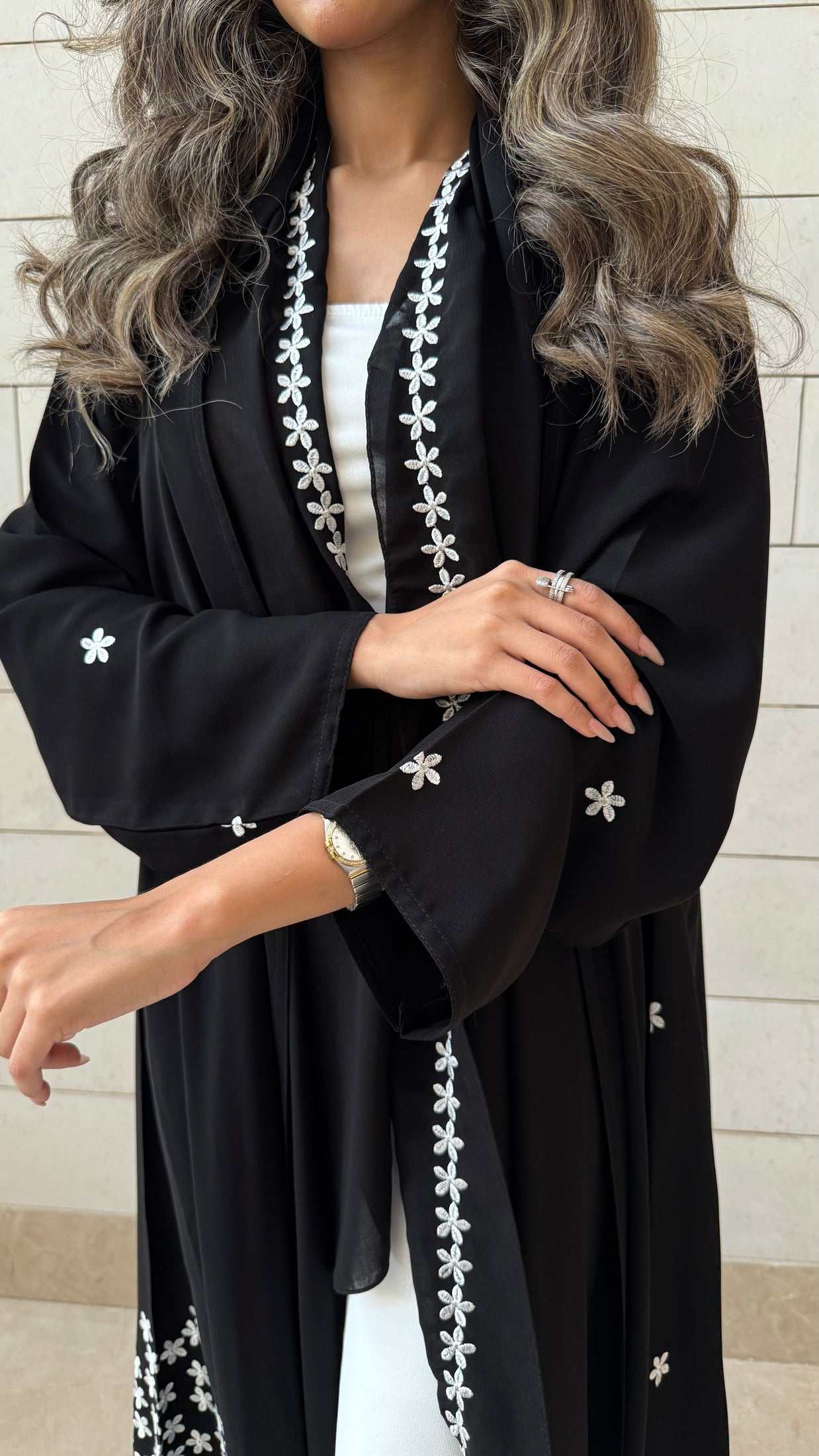 MW1590 - Black & White Bloom | عباية سوداء بتفاصيل ورود بيضاء - Aya