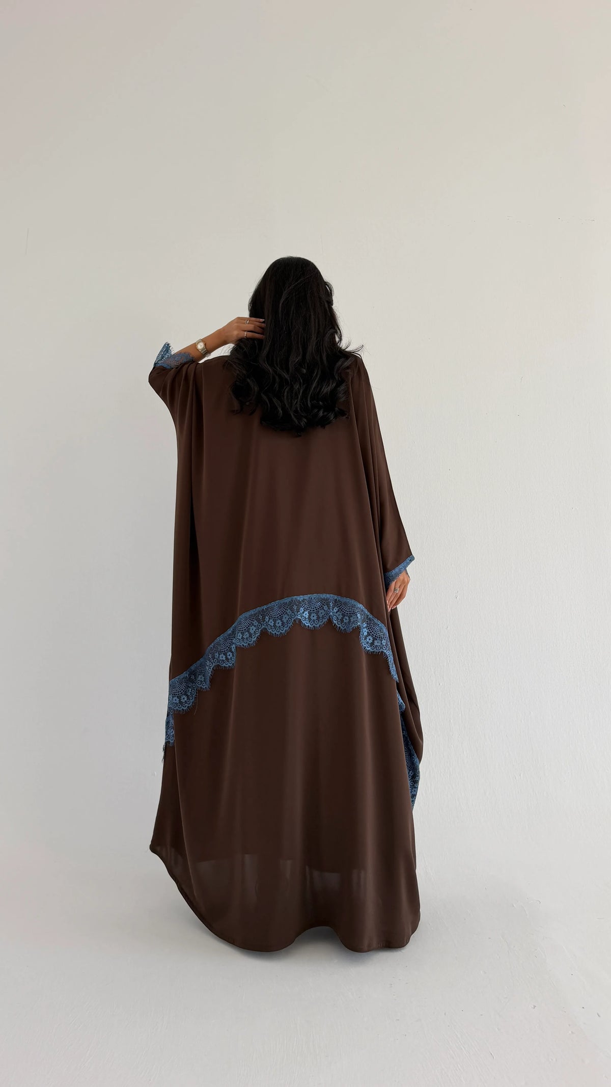 MWT2165 - عباية كريب بني بتدخيله دانتيل ازرق - Aya