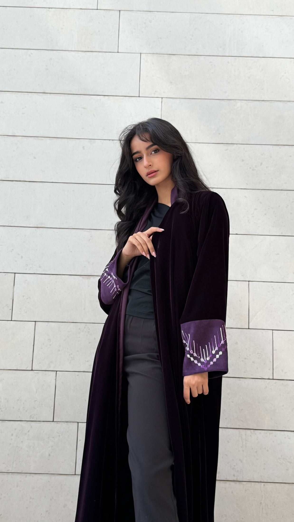 MWT650 - عباية مخمل مع تدخيلة شامواه موفي - Aya