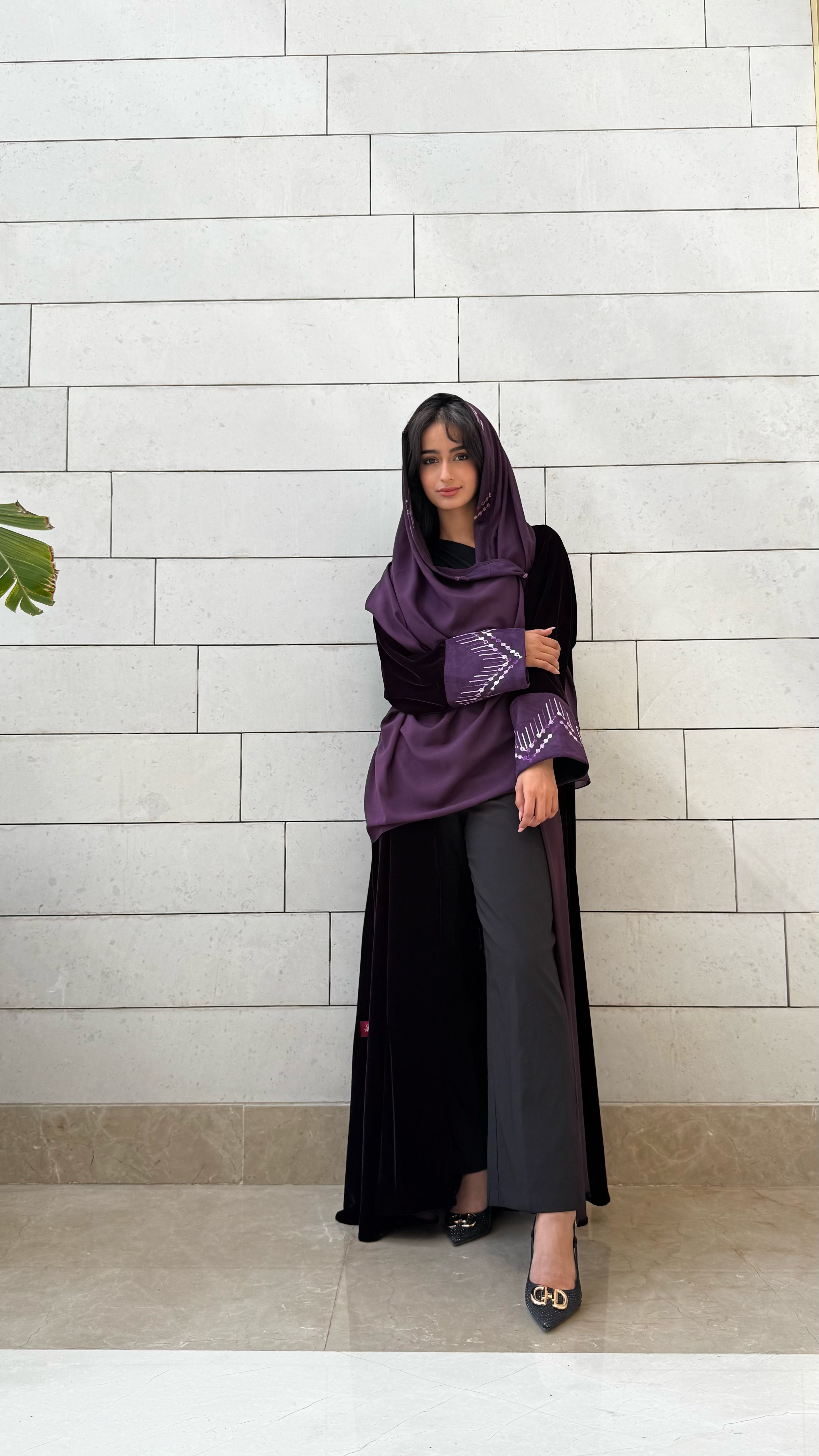 MWT650 - عباية مخمل مع تدخيلة شامواه موفي - Aya