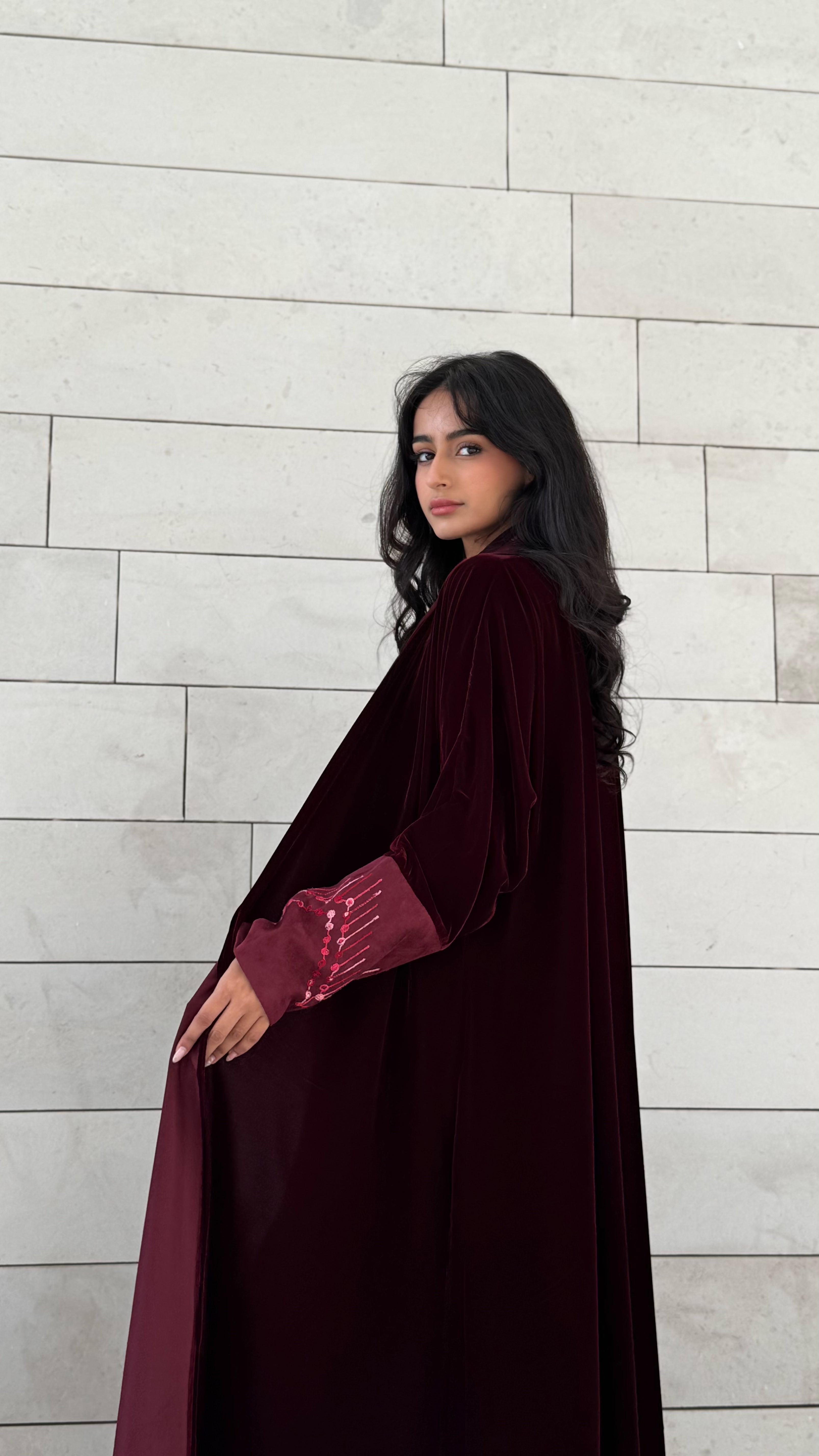 MWT651 - عباية مخمل مع تدخيلة شامواه عنابي - Aya