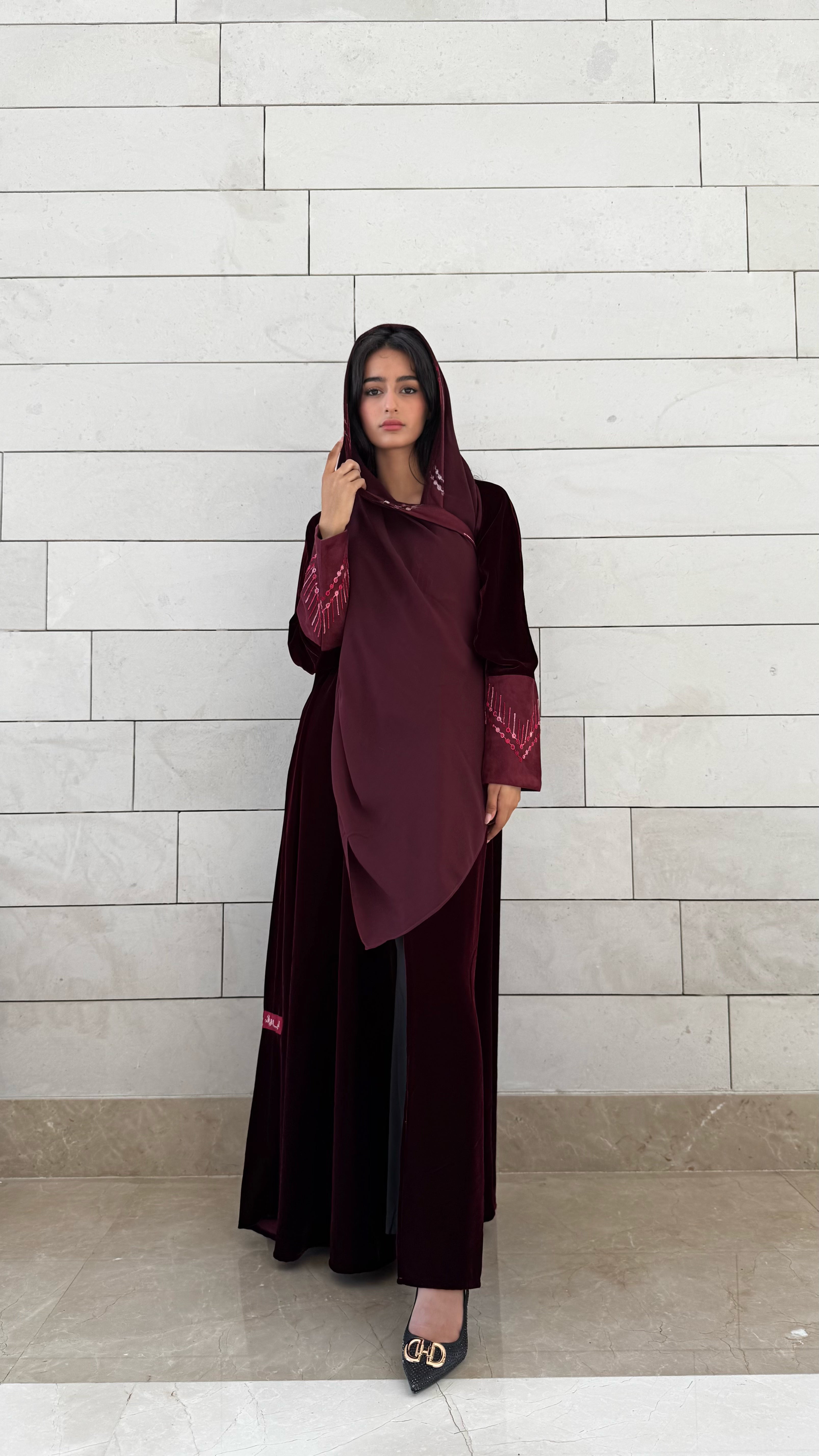 MWT651 - عباية مخمل مع تدخيلة شامواه عنابي - Aya