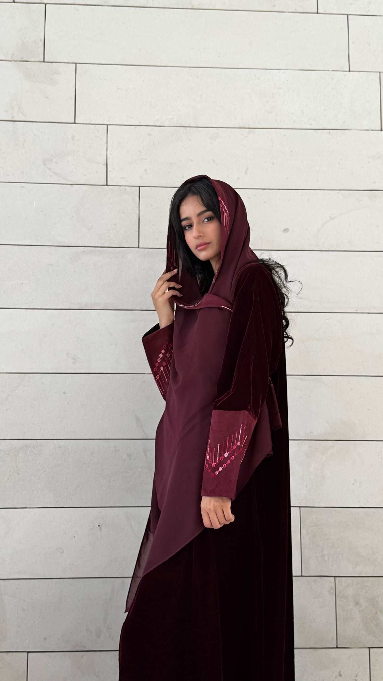 MWT651 - عباية مخمل مع تدخيلة شامواه عنابي - Aya