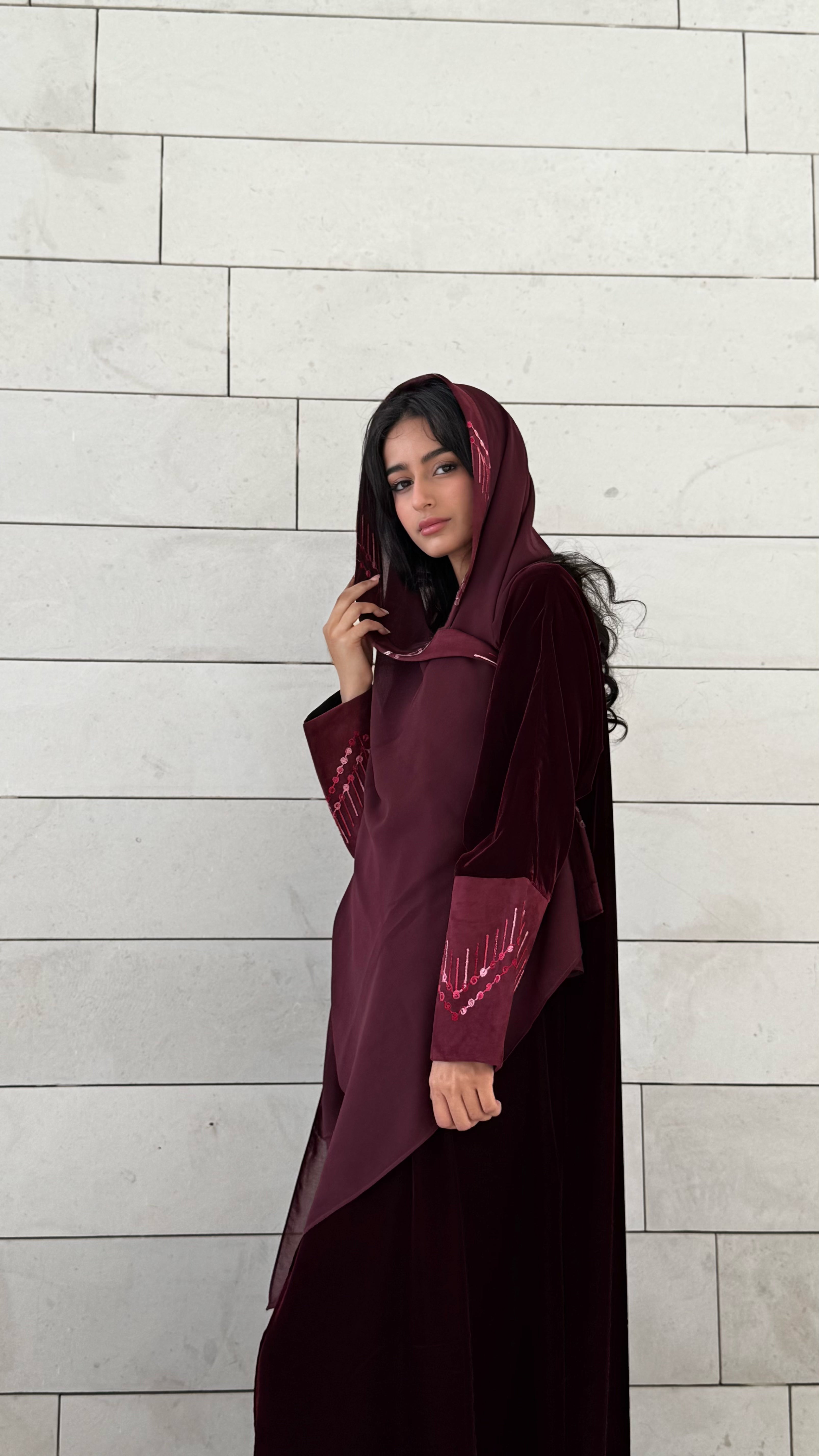 MWT651 - عباية مخمل مع تدخيلة شامواه عنابي - Aya