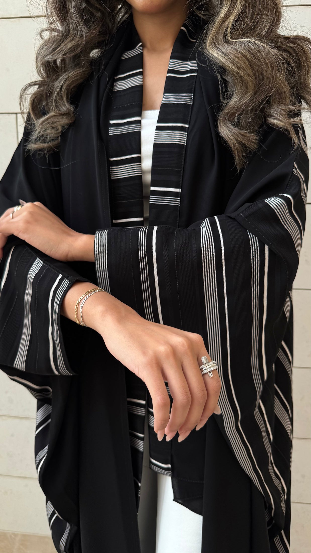 MW1592 -  عباية سوداء كريب بظهر مخطط | Black Crepe Abaya with Striped Back - Aya
