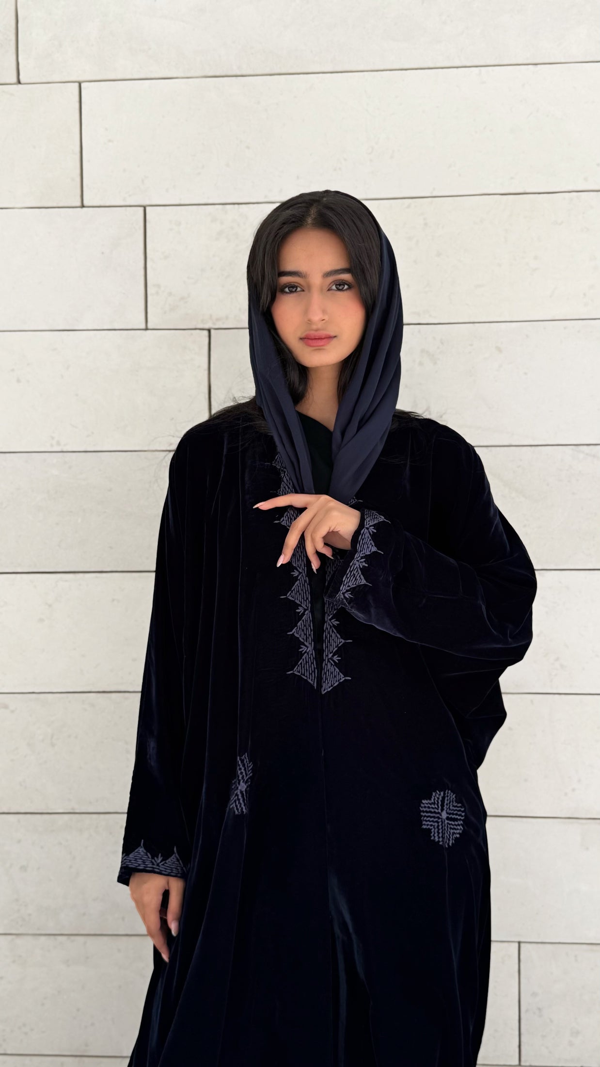 MWT654 - عباية مخمل تطريز كحلي - Aya