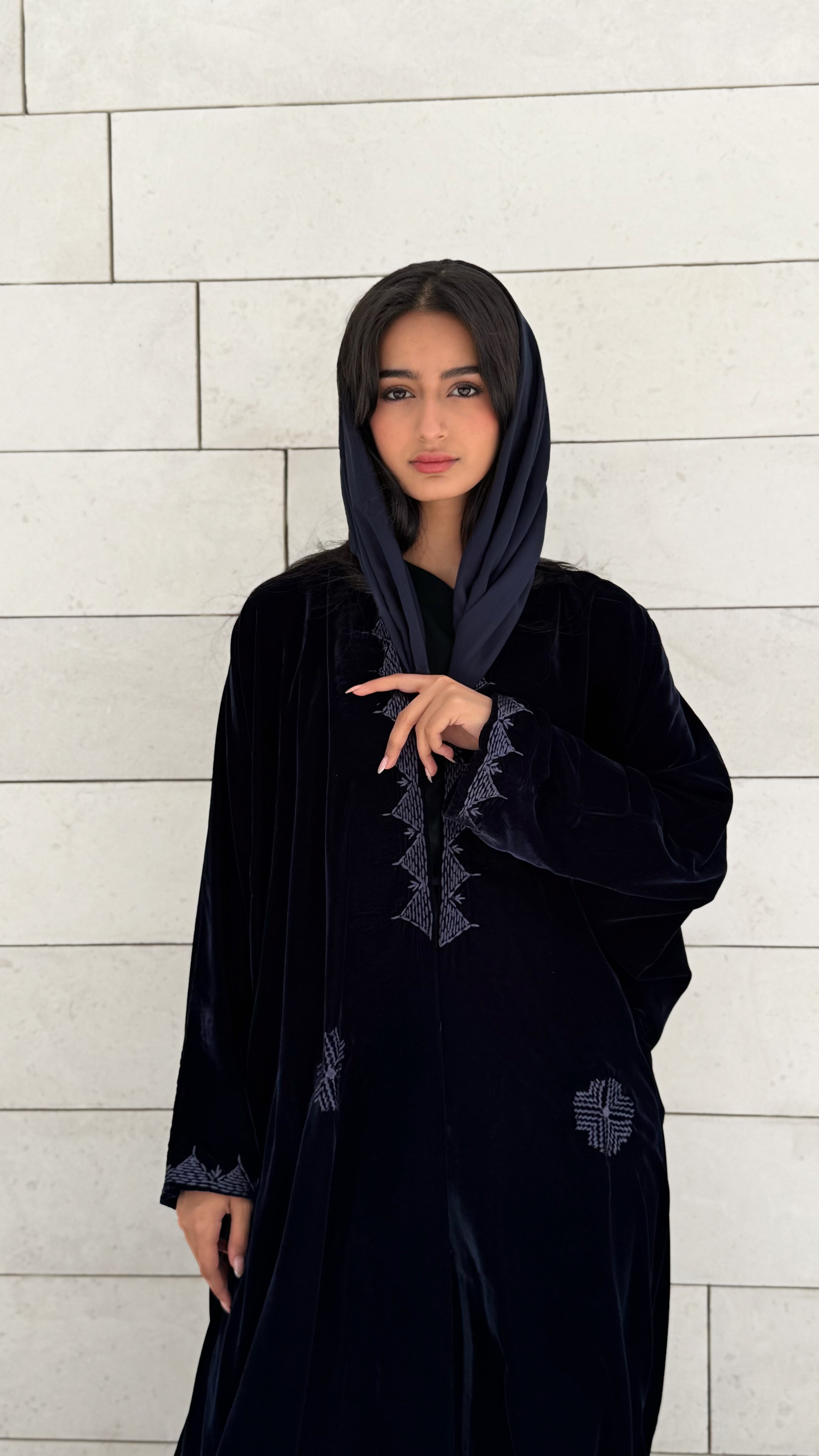 MWT654 - عباية مخمل تطريز كحلي - Aya