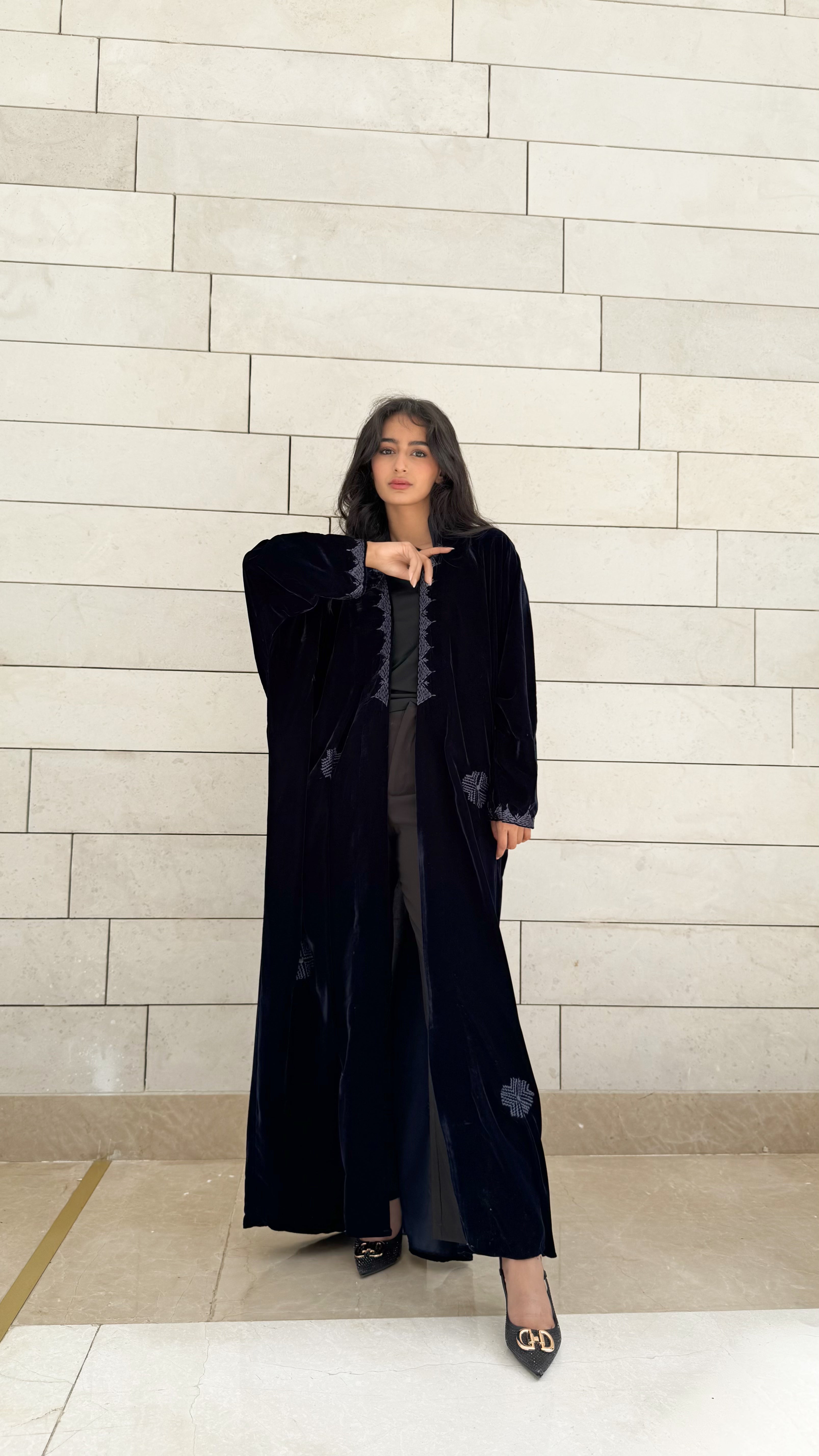 MWT654 - عباية مخمل تطريز كحلي - Aya