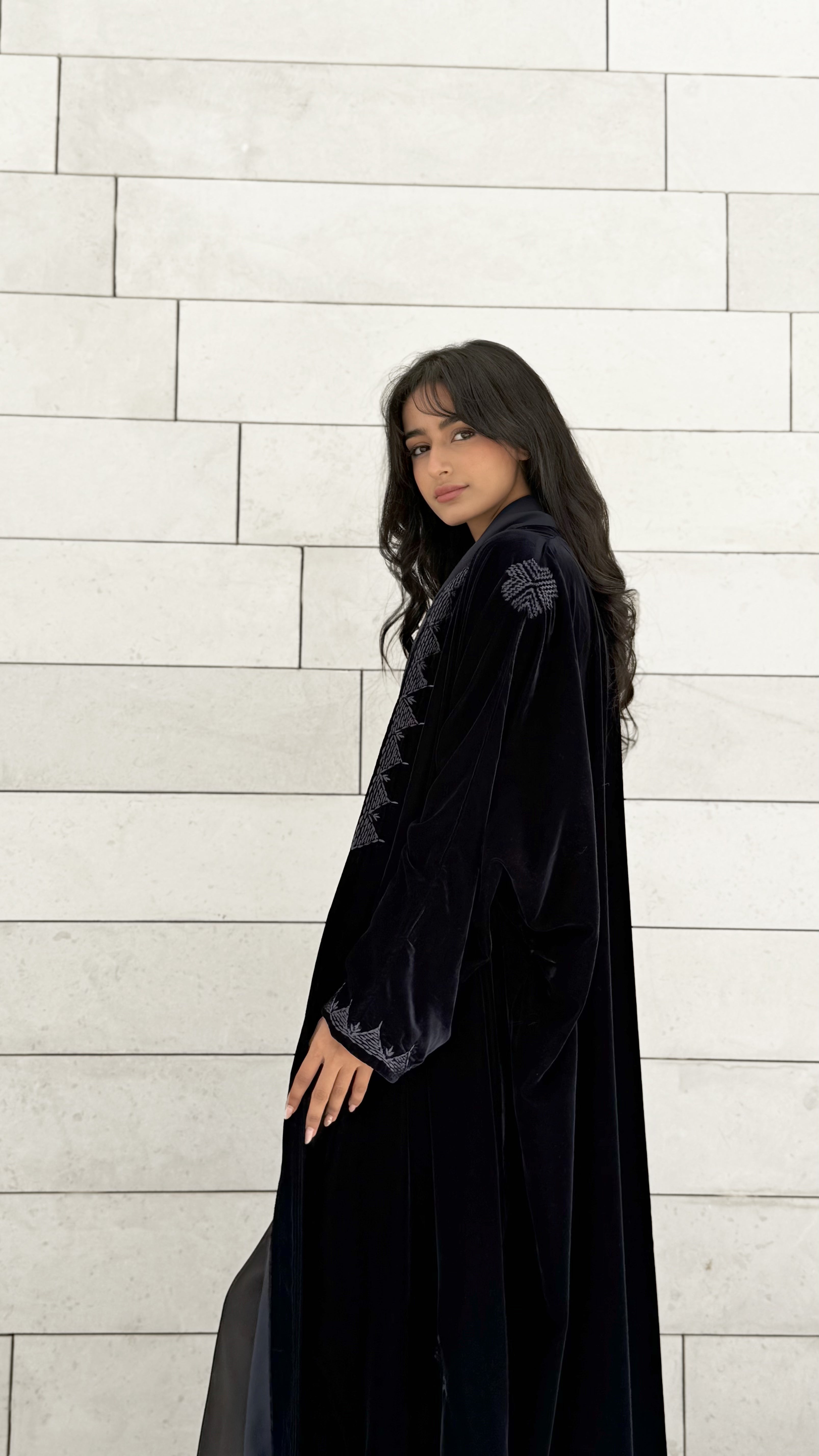 MWT654 - عباية مخمل تطريز كحلي - Aya