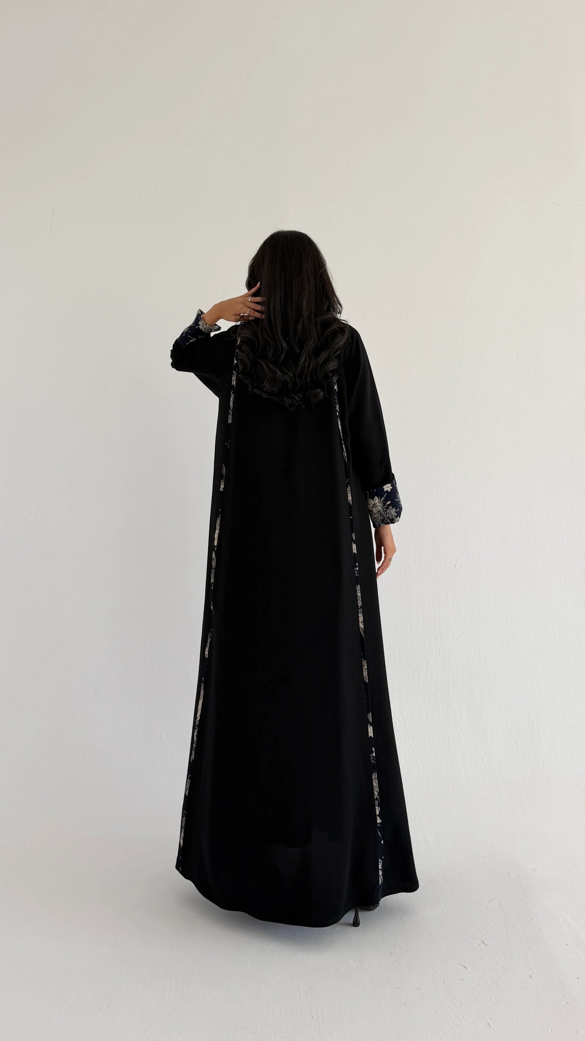 MWT1278 - عباية كريب اسود بتدخيلة مشجر - Aya