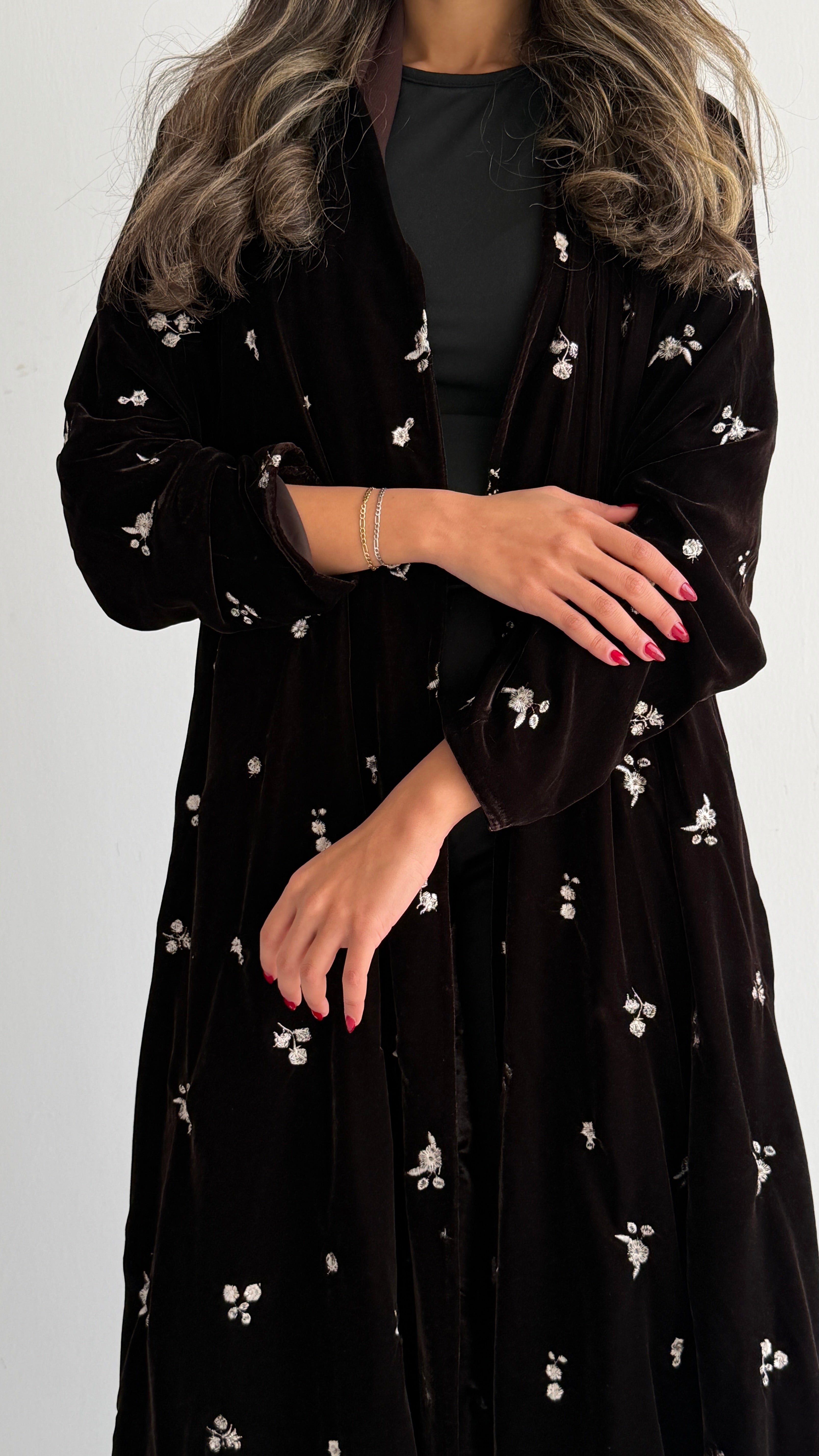 MWT869 - عبايه مخمل تطريز وردات - Aya