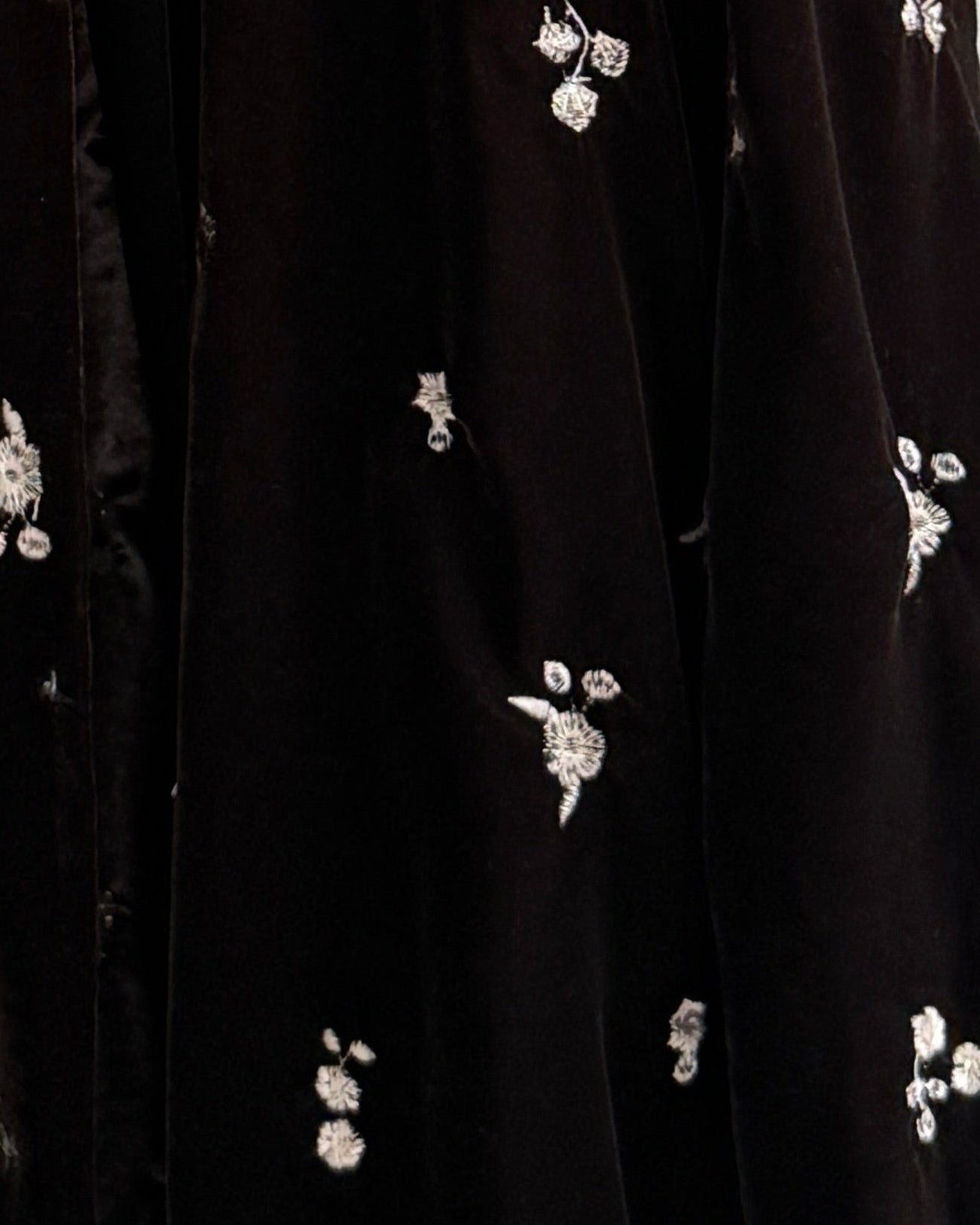 MWT869 - عبايه مخمل تطريز وردات - Aya