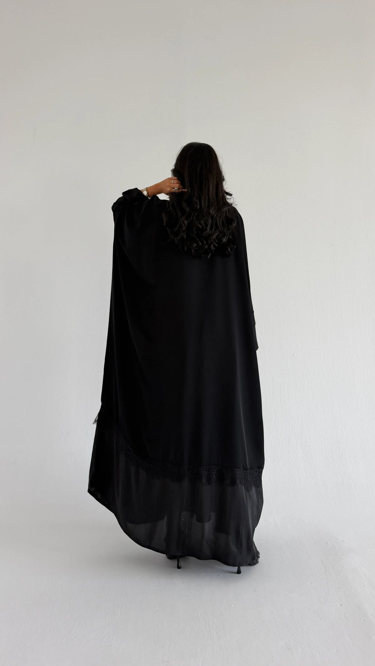 MWT1288  - عباية اسود بتدخيلة مخطط ودانتيل - Aya