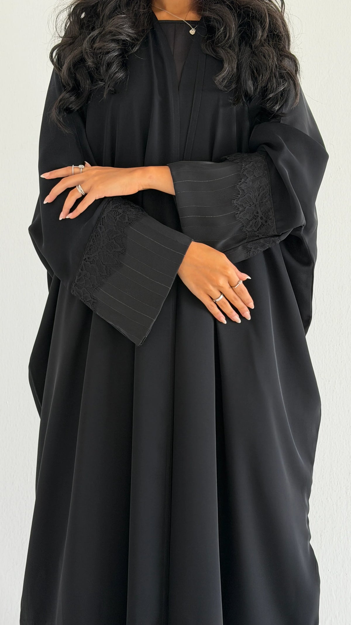 MWT1288  - عباية اسود بتدخيلة مخطط ودانتيل - Aya