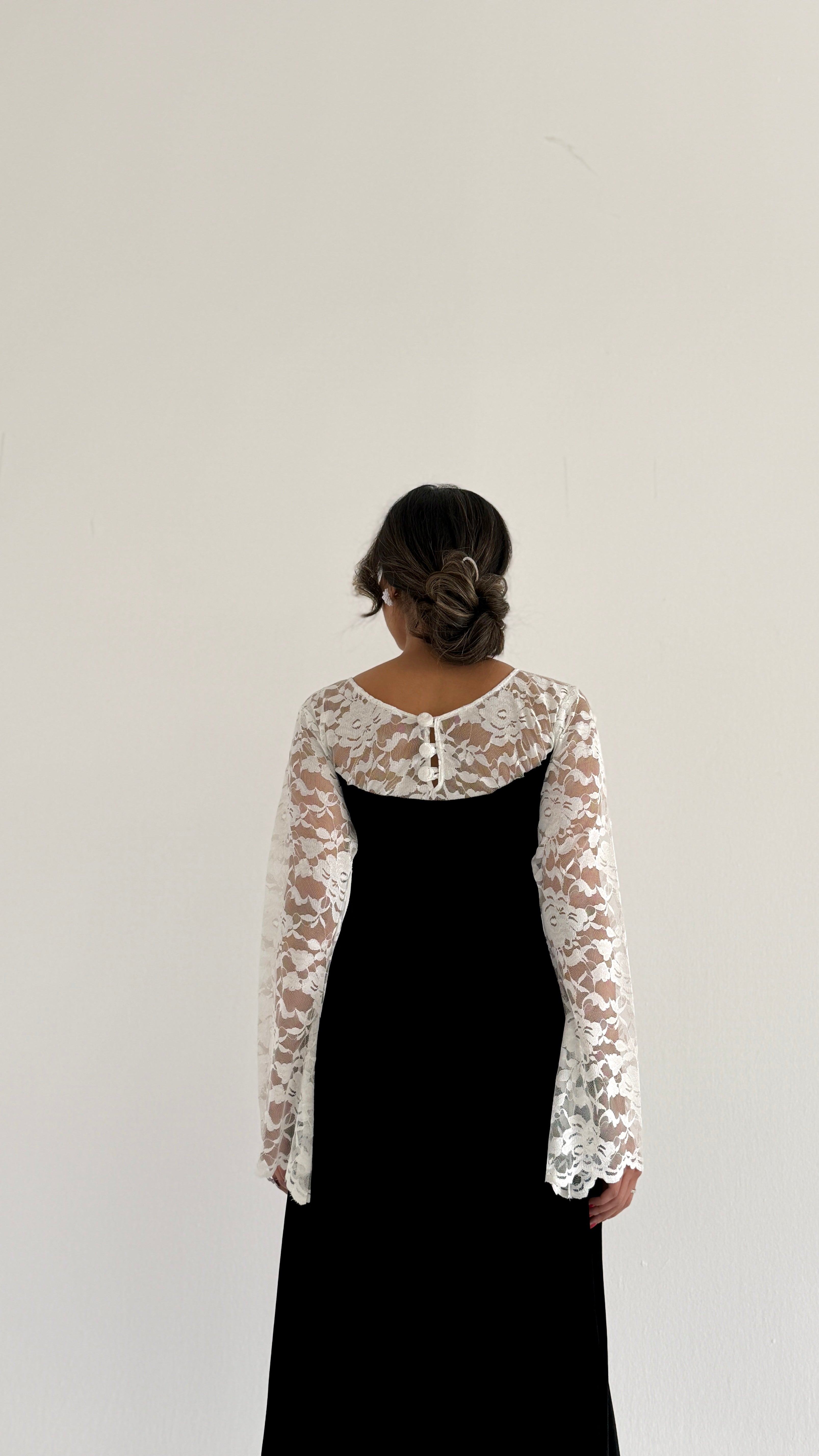 MWJ014 - جلابية مخمل مع تطريز دانتيل أبيض يمنحها طابعاً راقياً - Aya