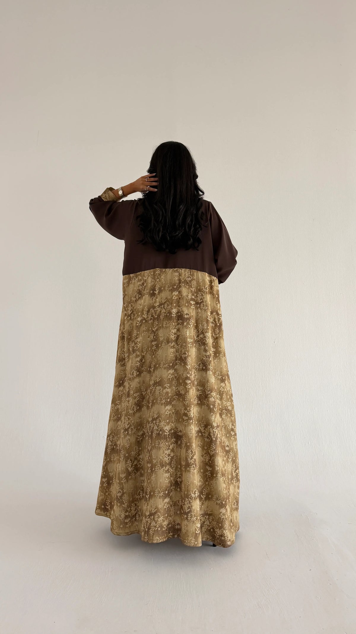 MWT1285 - عباية كريب بني بتدخيلة لنن طباعة - Aya