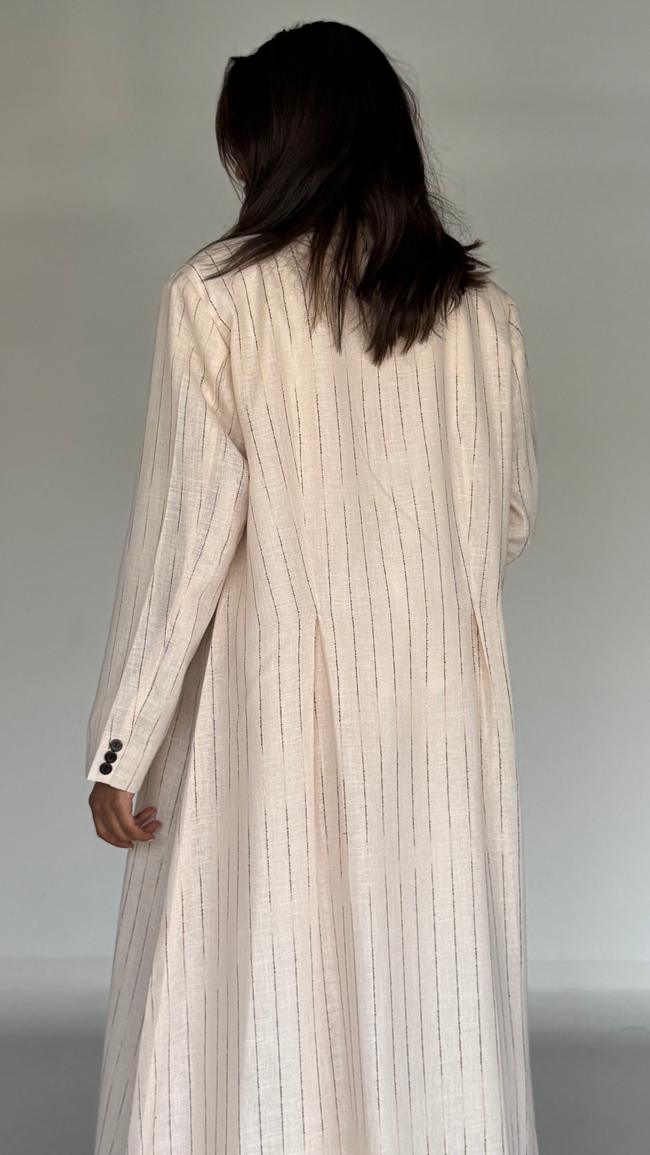 MW645 - Light Crepe Standing with Jacquard Half-Cloche