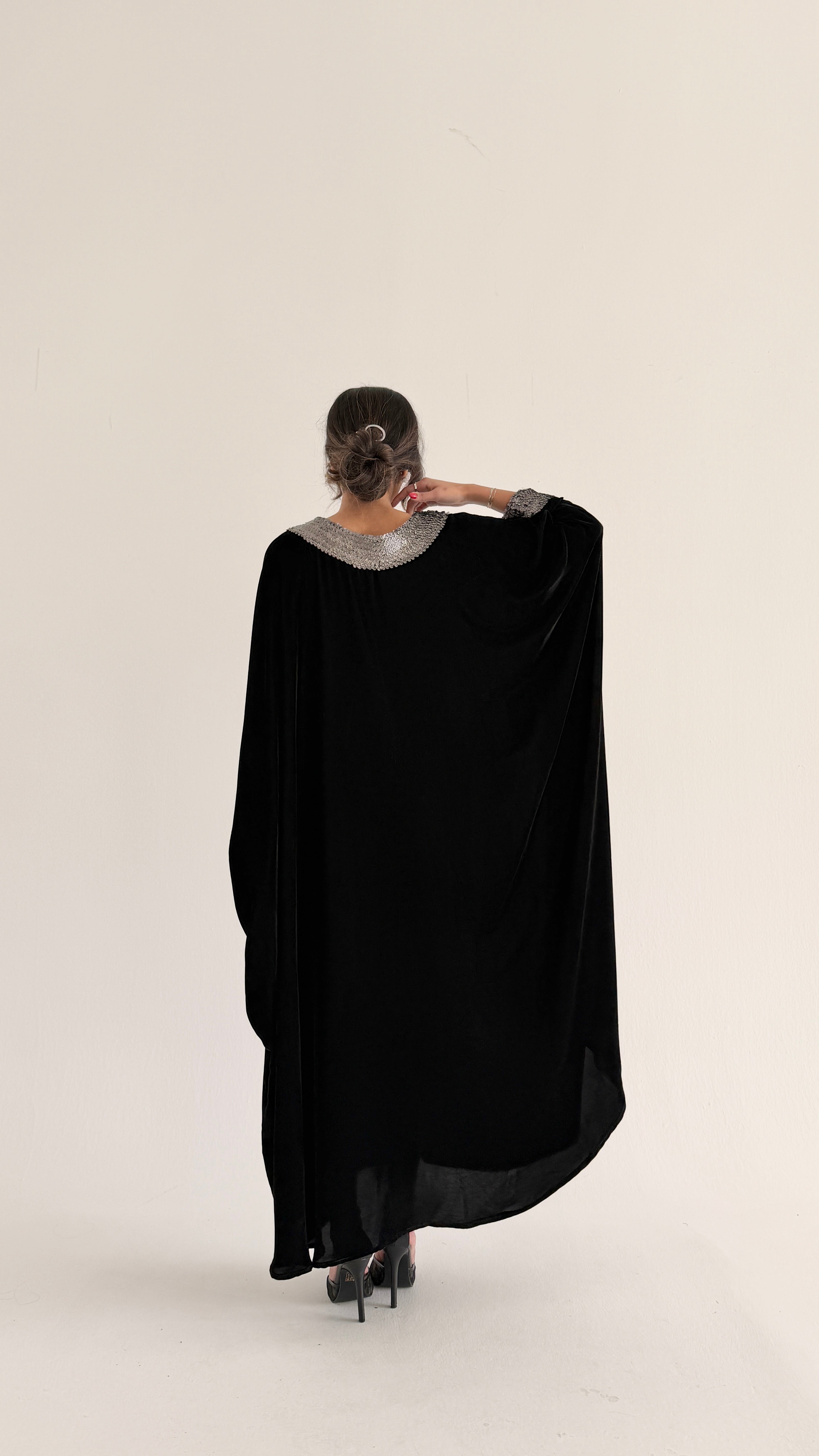 MWJ002 - جلابية مخمل أسود بتفاصيل كلفة فاخرة على الياقة والأكمام - Aya