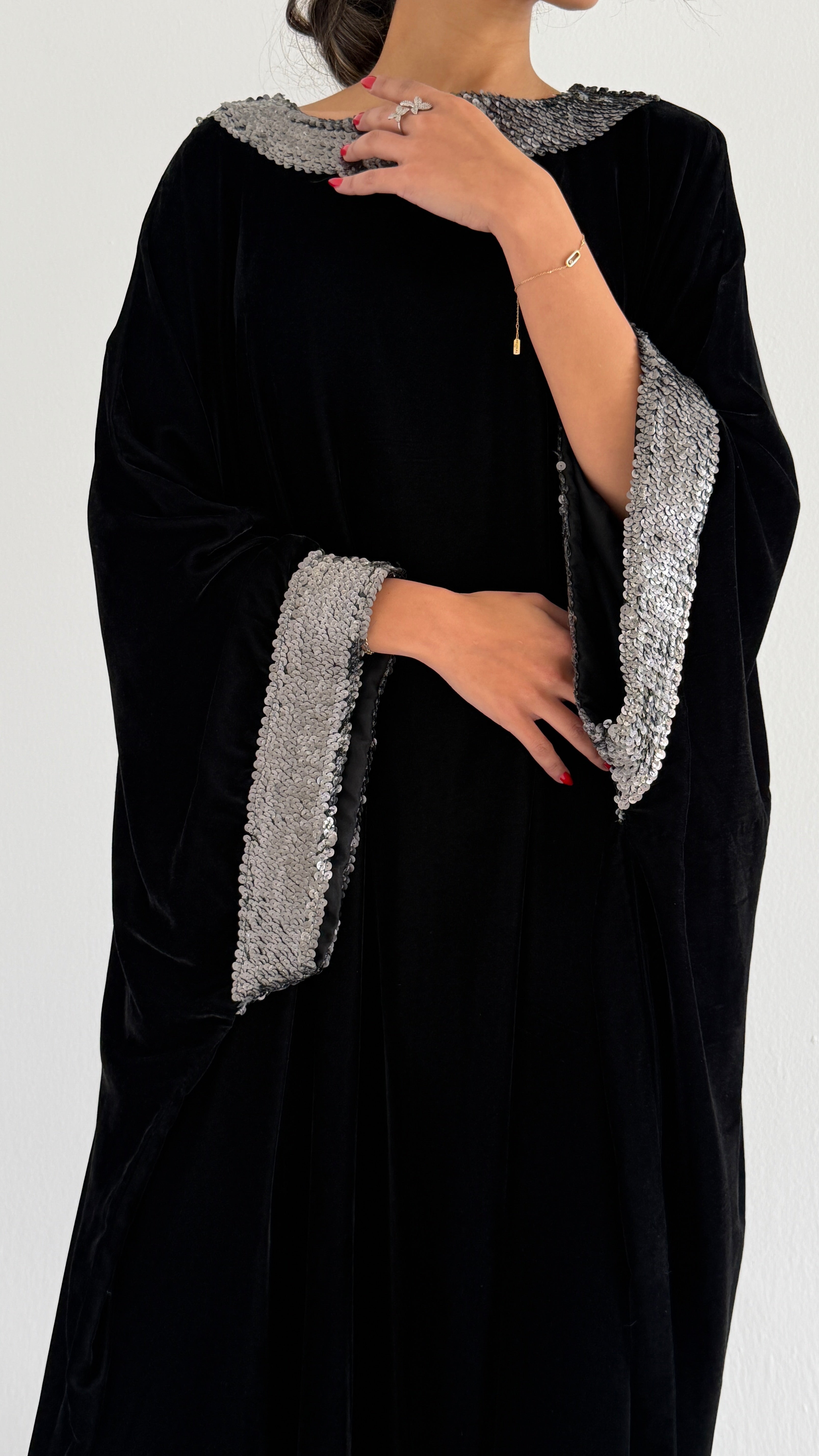 MWJ002 - جلابية مخمل أسود بتفاصيل كلفة فاخرة على الياقة والأكمام - Aya