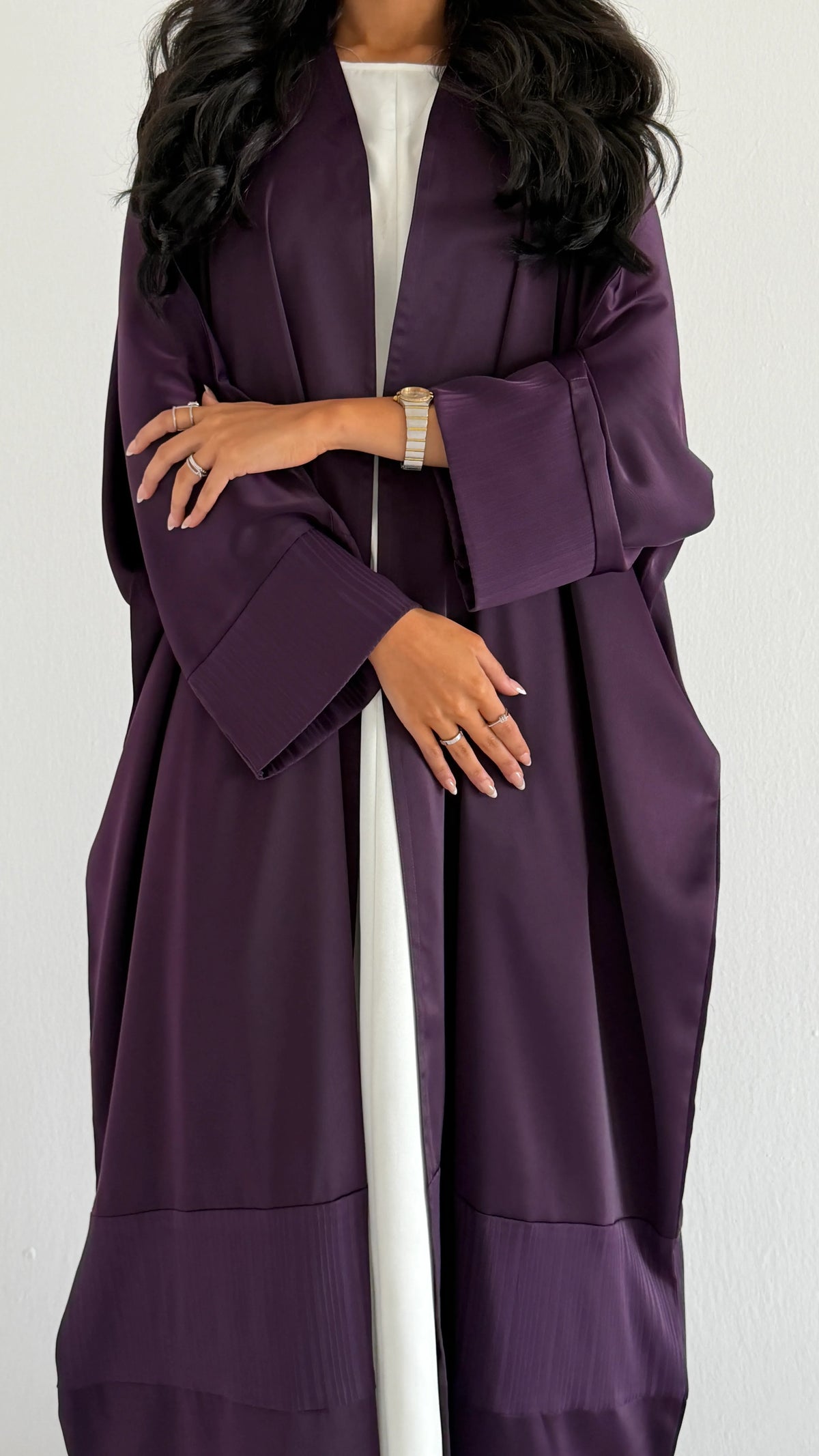 MWT1290 - عباية ساده بتدخيلة مخطط - Aya