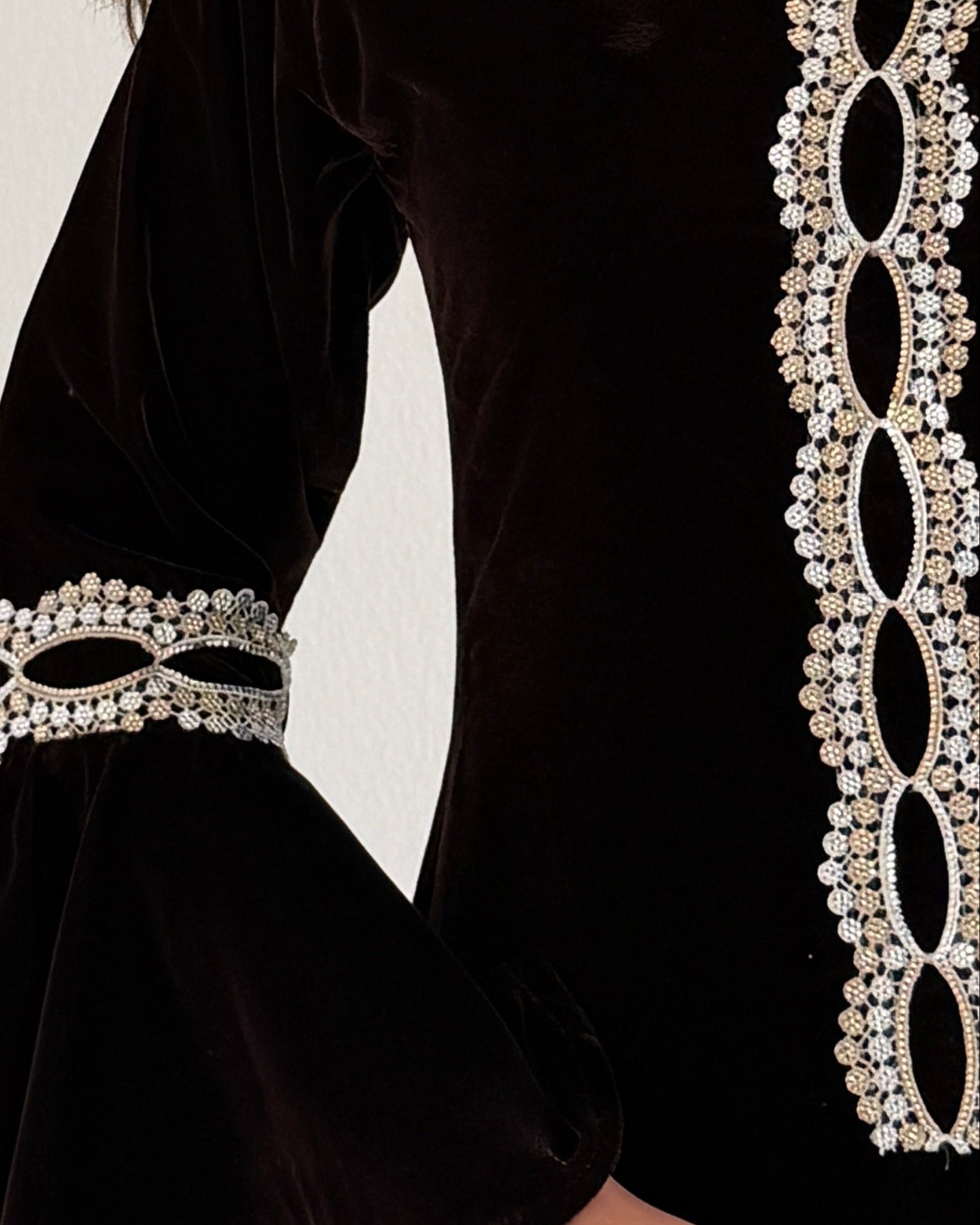 MWJ013 - جلابية مخمل مكسر بتصميم أنيق وكلفة ناعمة متوازنة - Aya