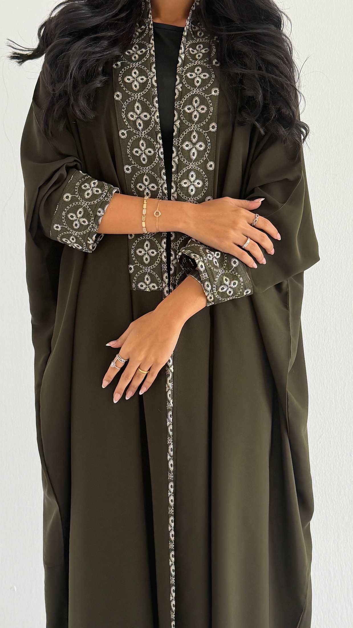 MWT2106 - عباية كريب زيتي مع تدخيله
