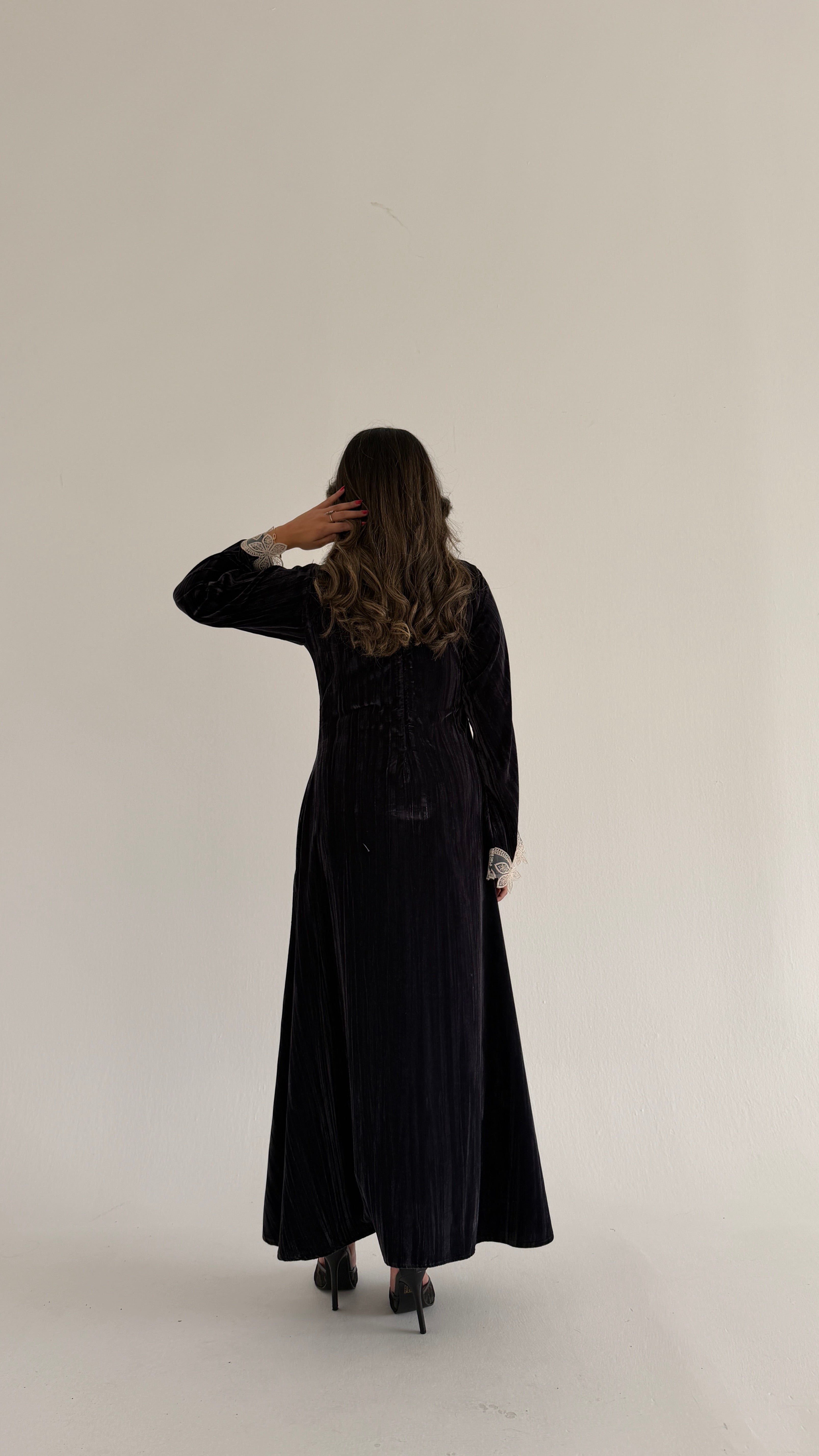 MWJ006 - جلابية مخمل مكسر بتفاصيل كلفة مميزة في الأمام والأكمام - Aya