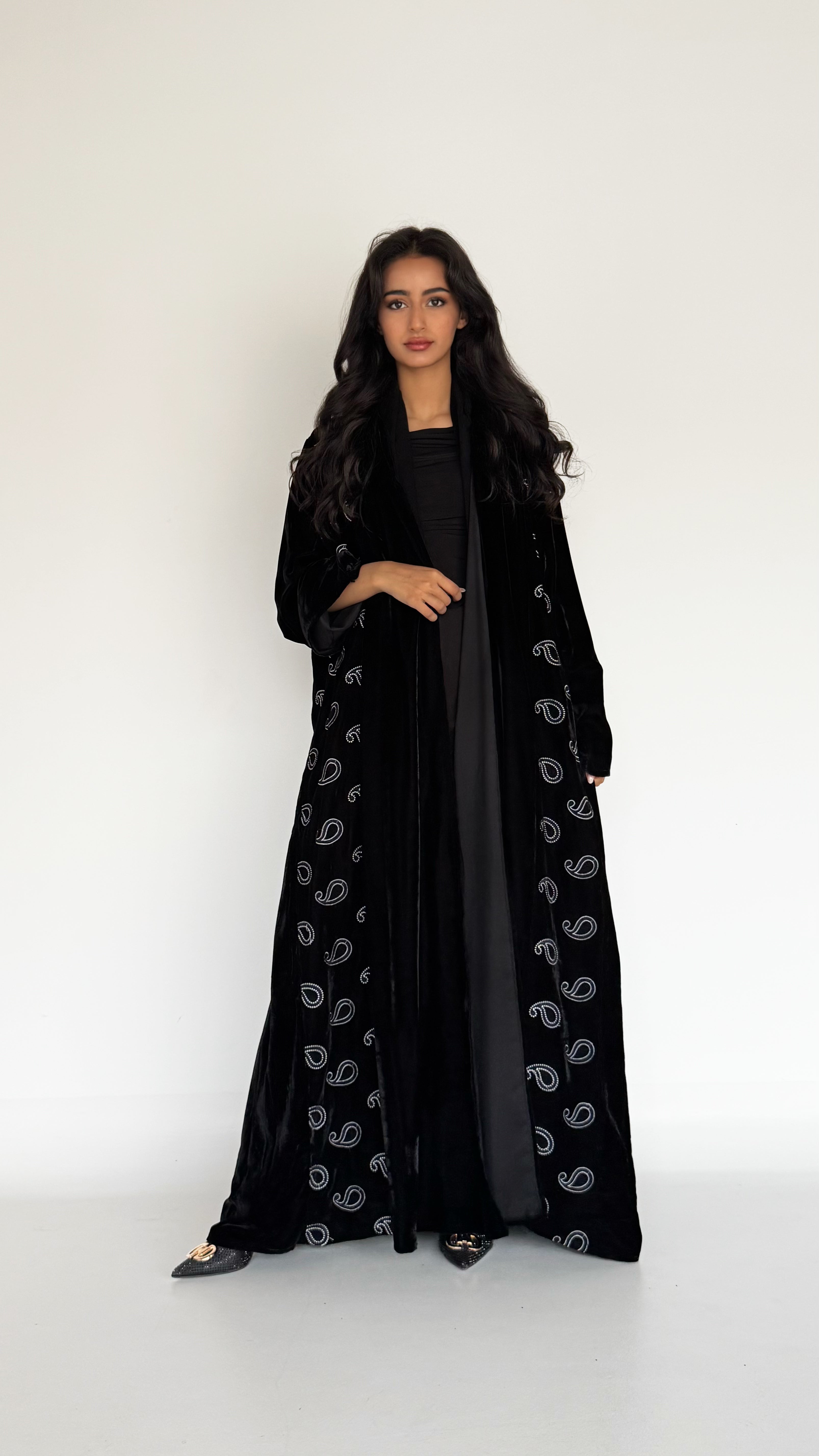 MW645 - Light Crepe Standing with Jacquard Half-Cloche