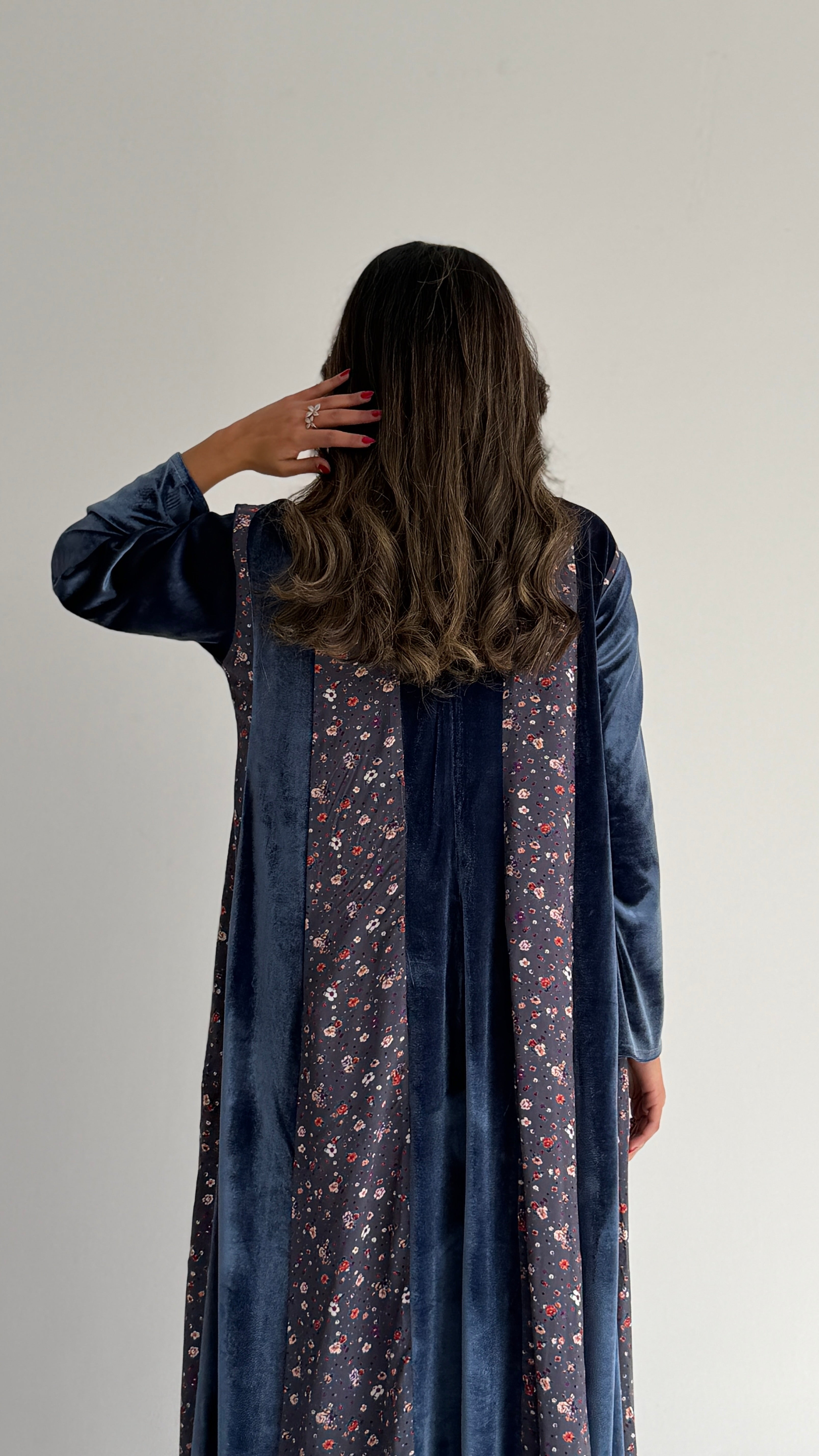 MWJ005 - جلابية مخمل بتصميم عصري مع إضافات لنن مشجّر - Aya