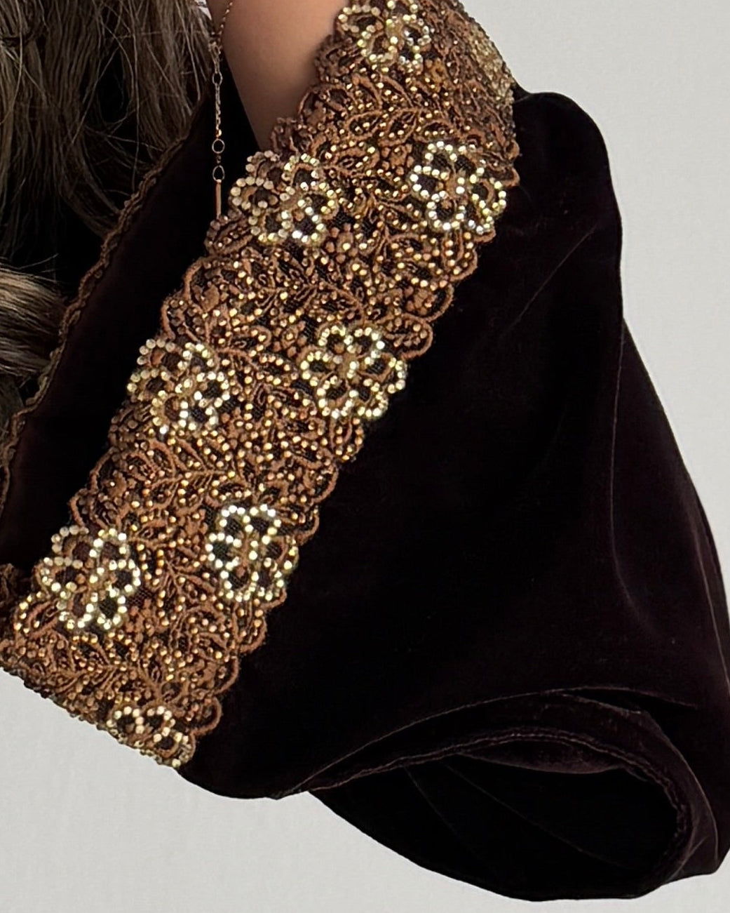 MWJ012 - جلابية مخمل مكسر بلمسات كلفة تضيف فخامة للتصميم - Aya