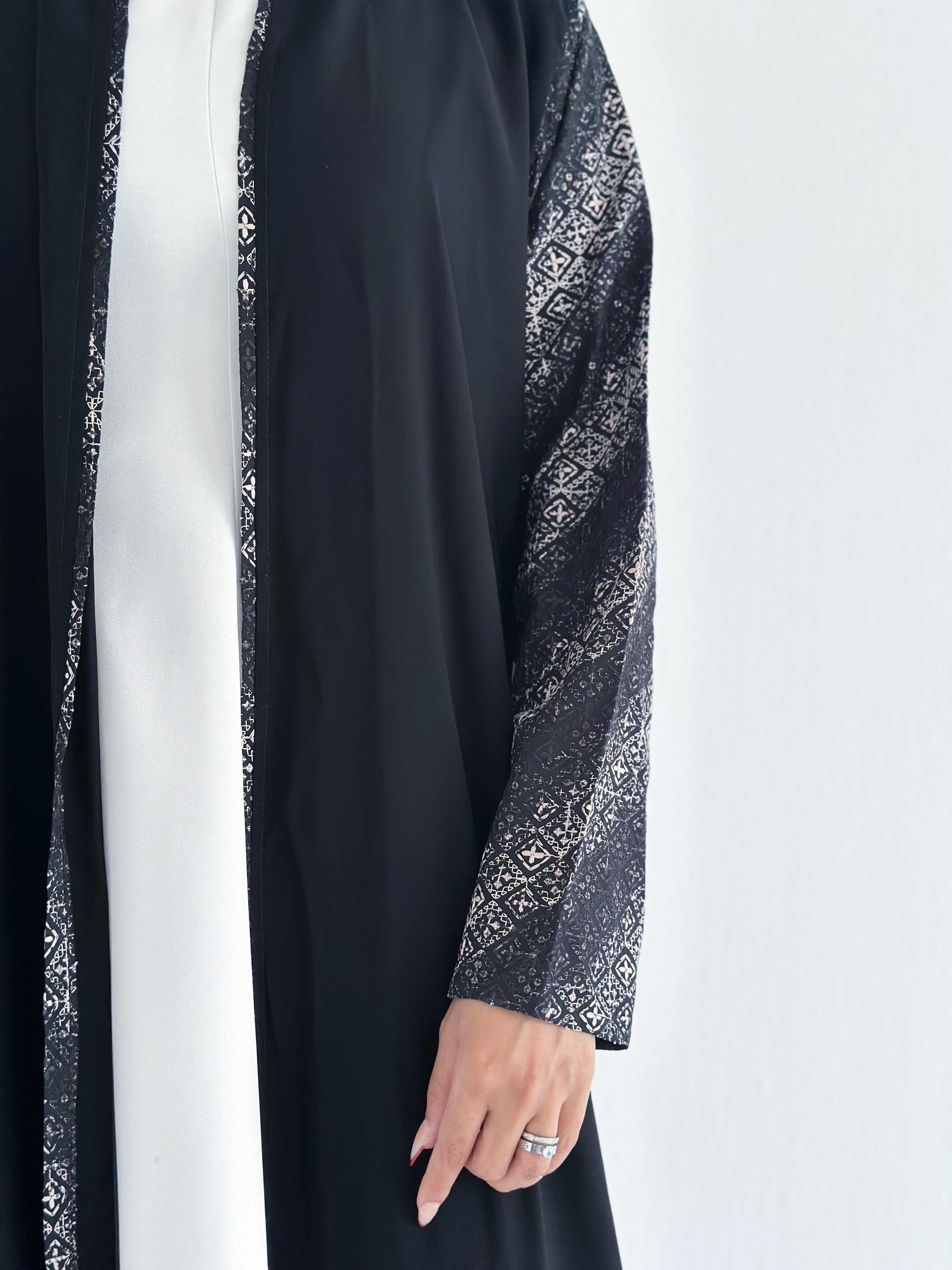 MWT1269 - عباية اسود مع تدخيلة ركامه بالاكمام