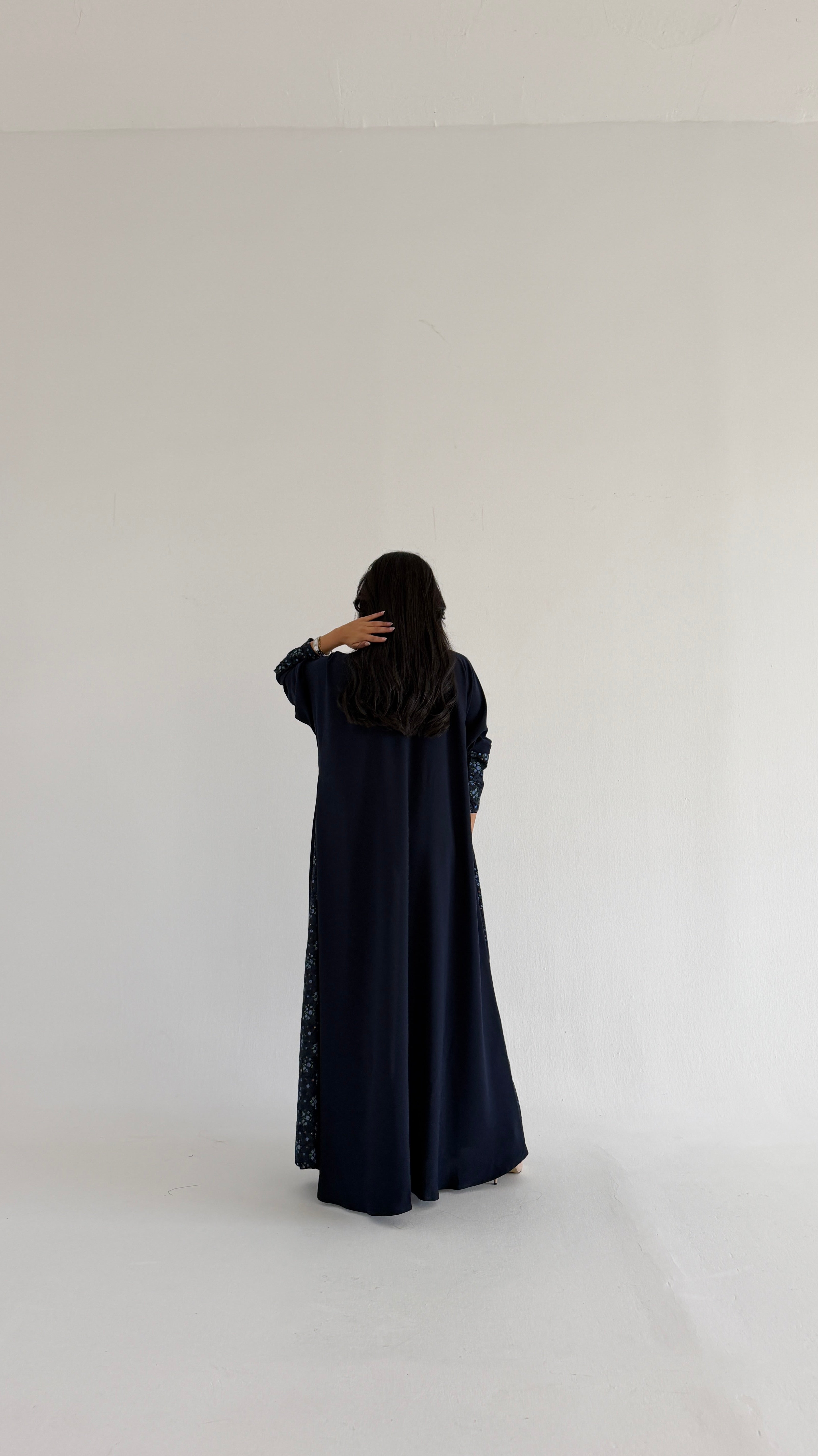 MWT2037 -  عباية كحلية مع ركامة كحلية موردة - Aya