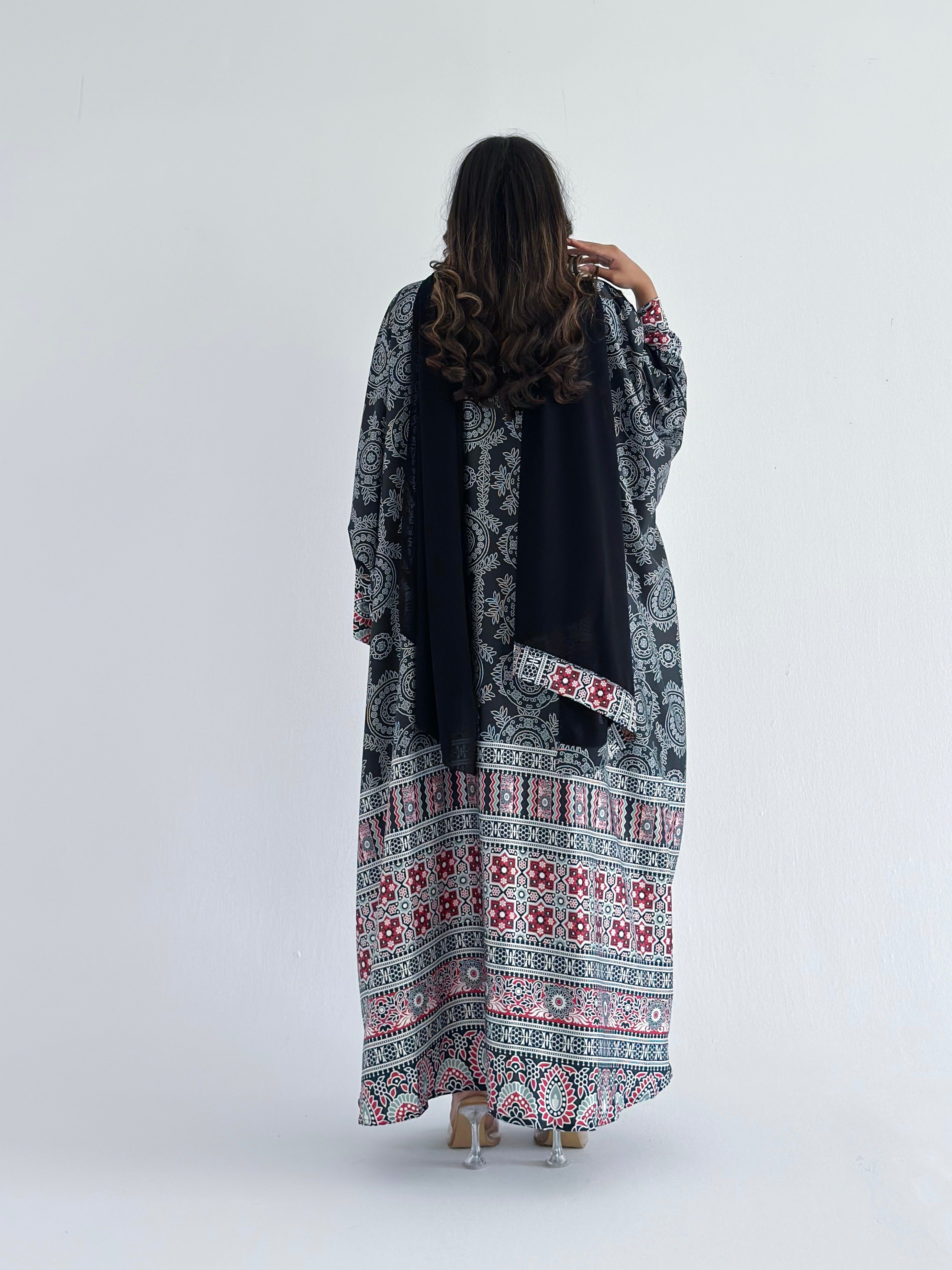 MWT1268 - عباية اسود بتدخيلة طباعة بالخلف