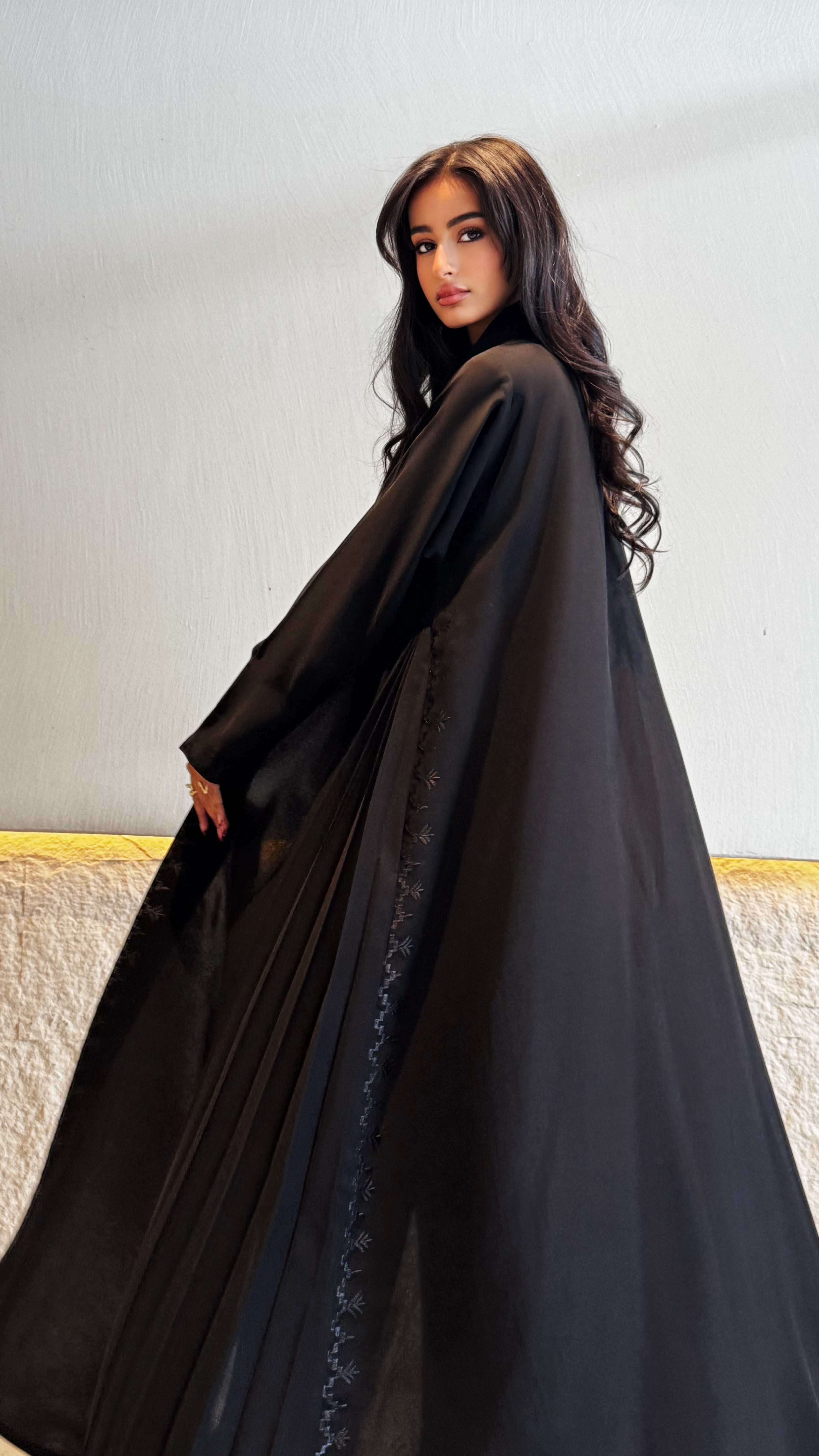 MW1813 - عباية السراميك الملكية بتفاصيل مطرزة - Aya