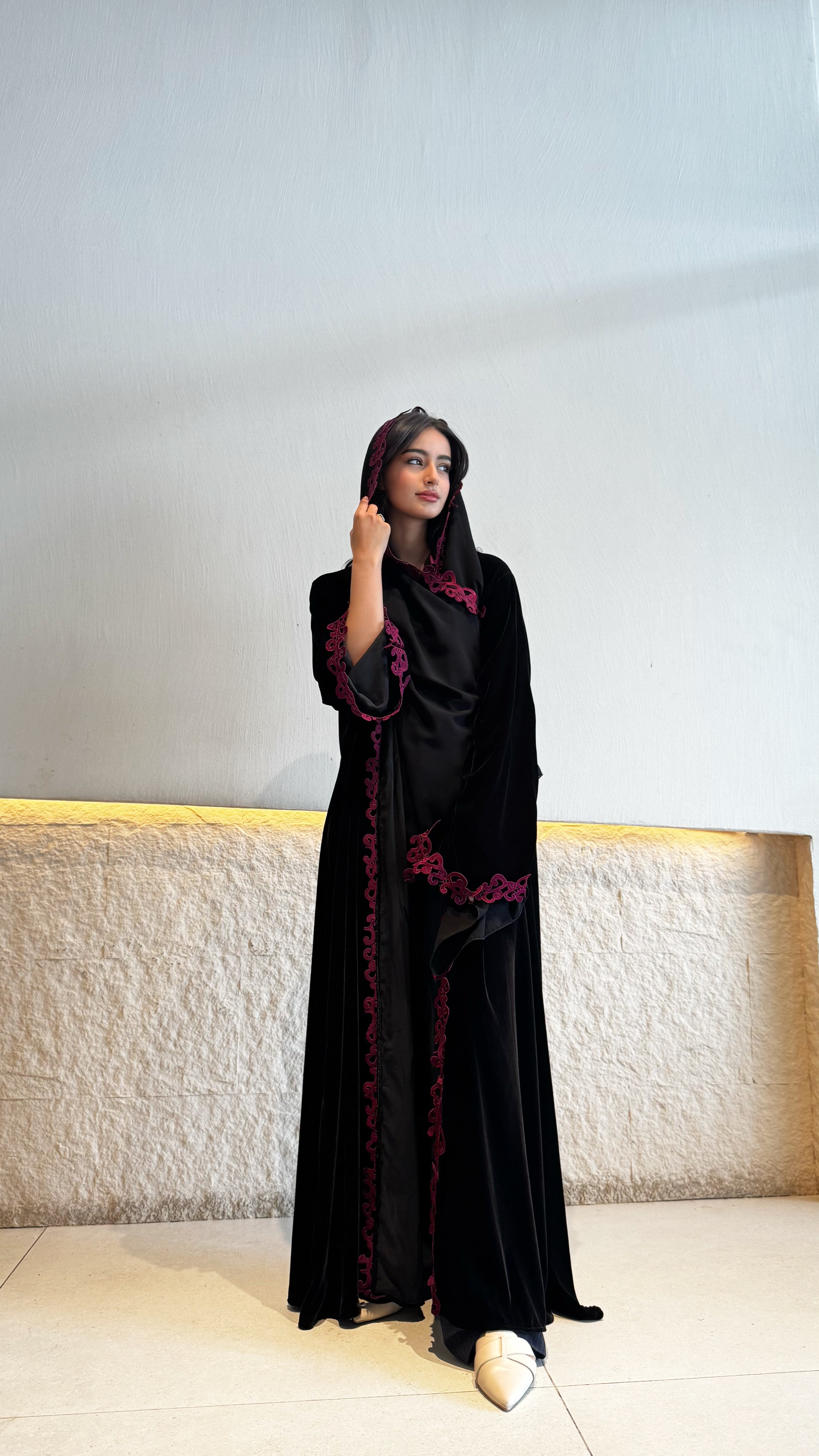 MW1834 - عباية مخمل مع اضافة كلفة من الامام والاكمام - Aya