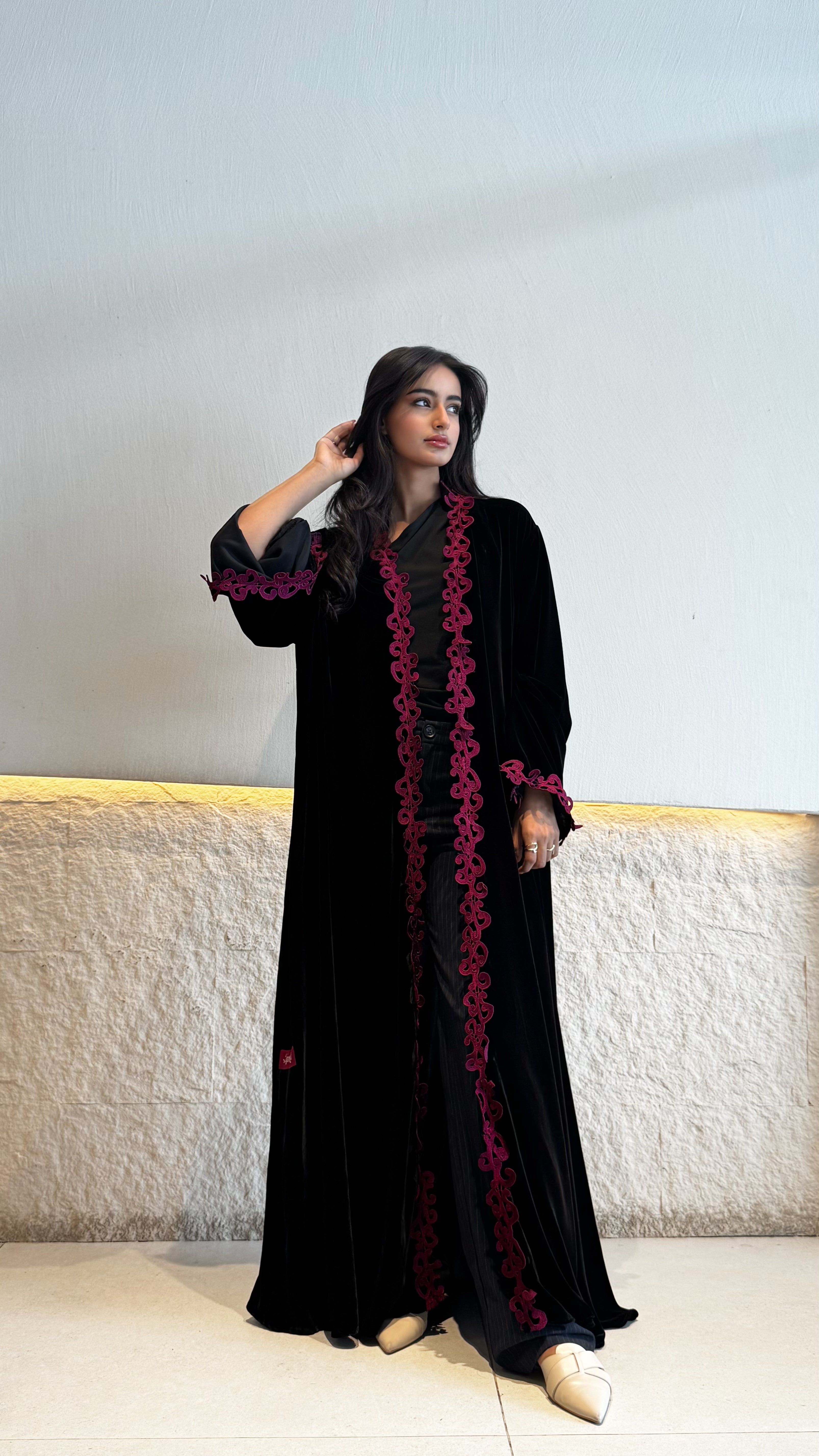 MW1834 - عباية مخمل مع اضافة كلفة من الامام والاكمام - Aya