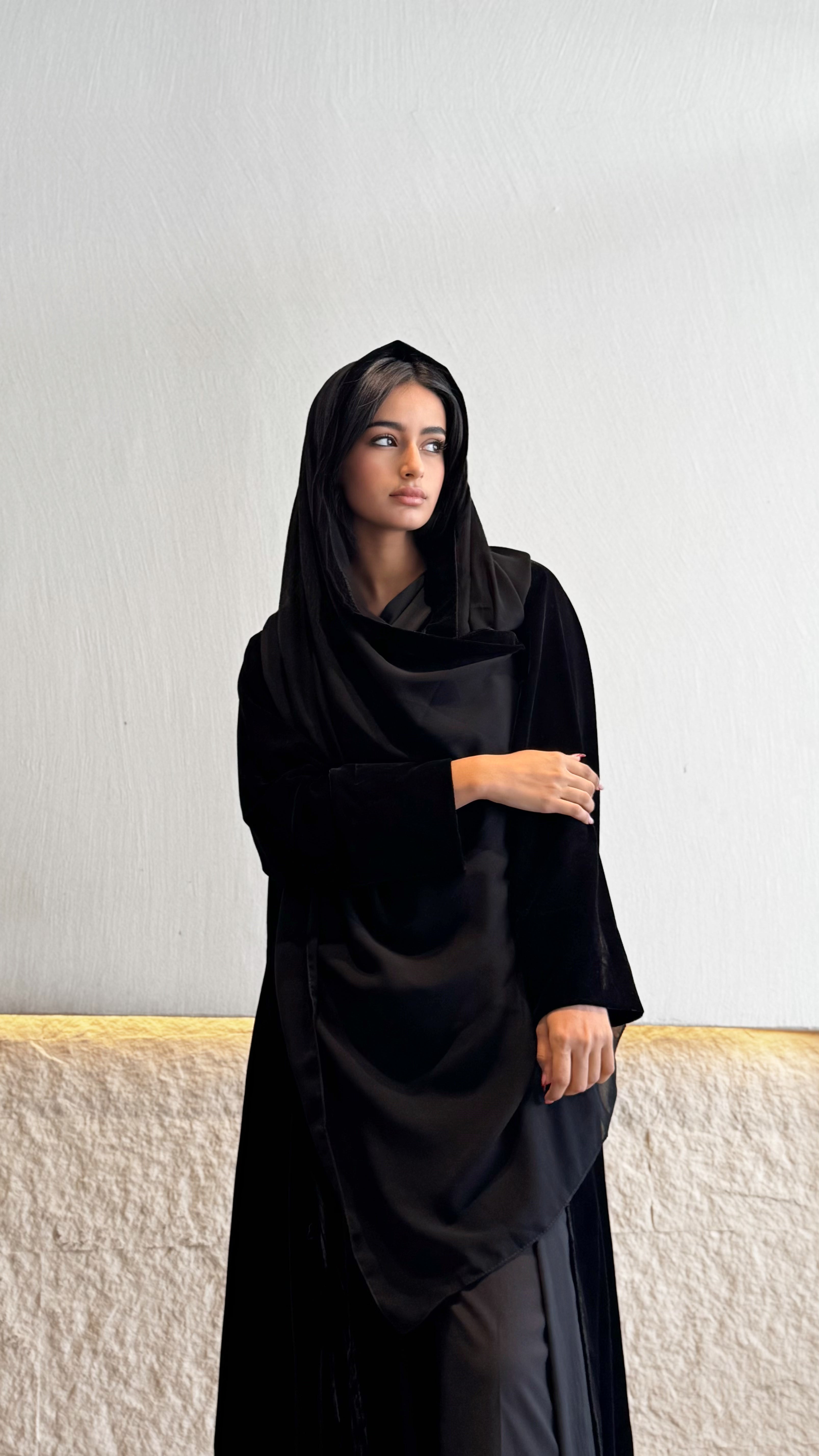 MWT673 - عباية مخمل اسود - Aya