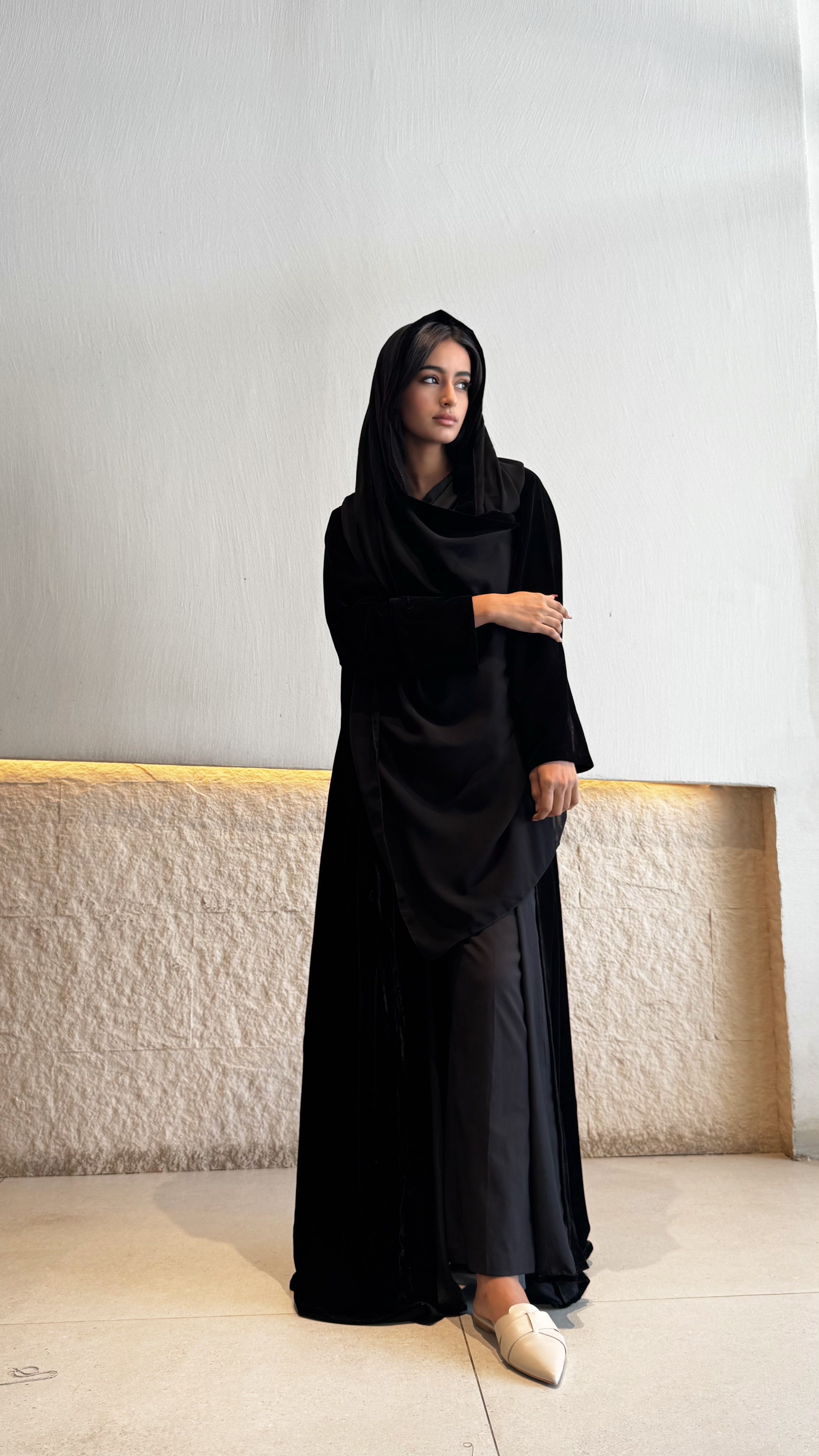 MWT673 - عباية مخمل اسود - Aya