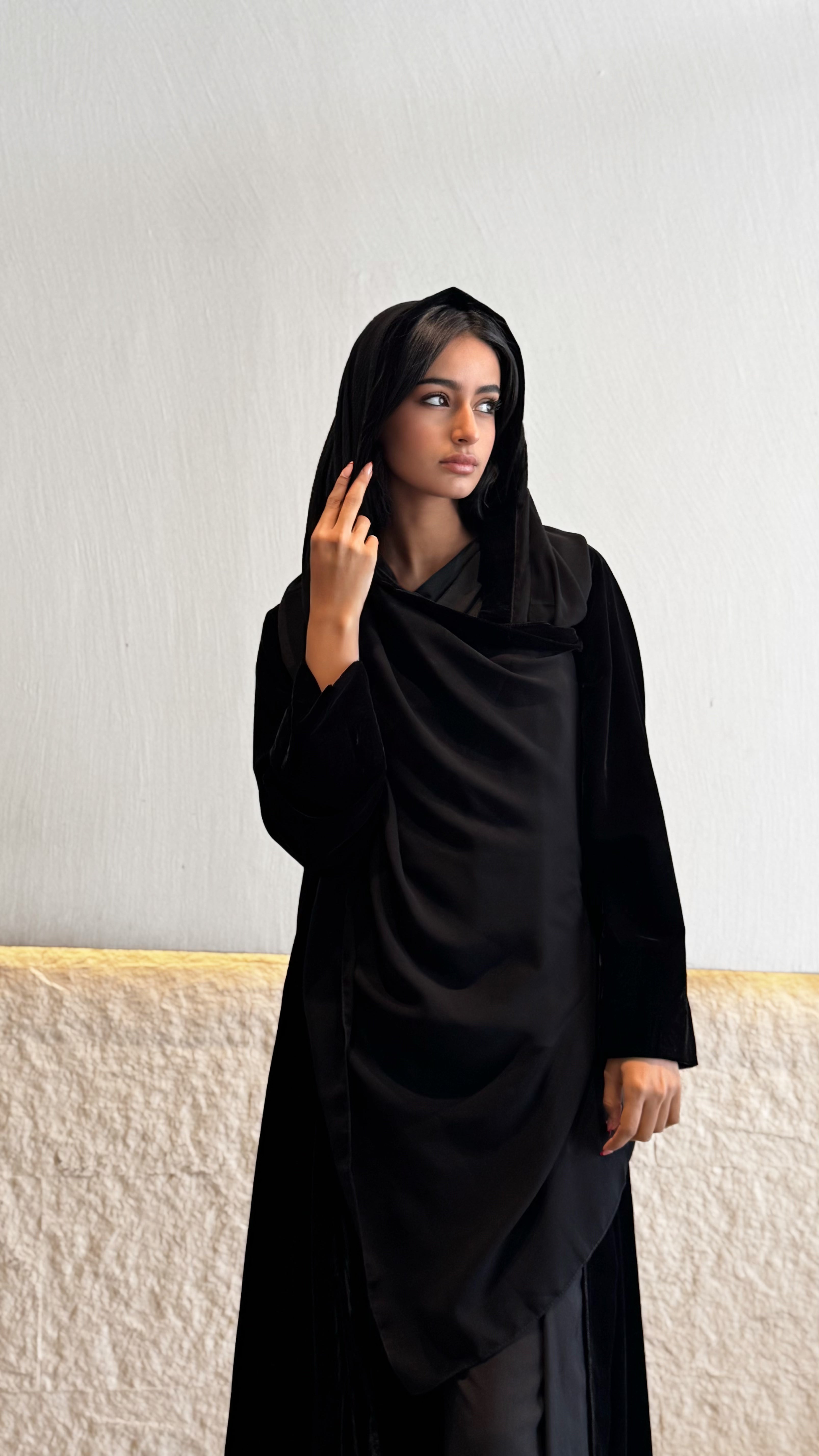 MWT673 - عباية مخمل اسود - Aya