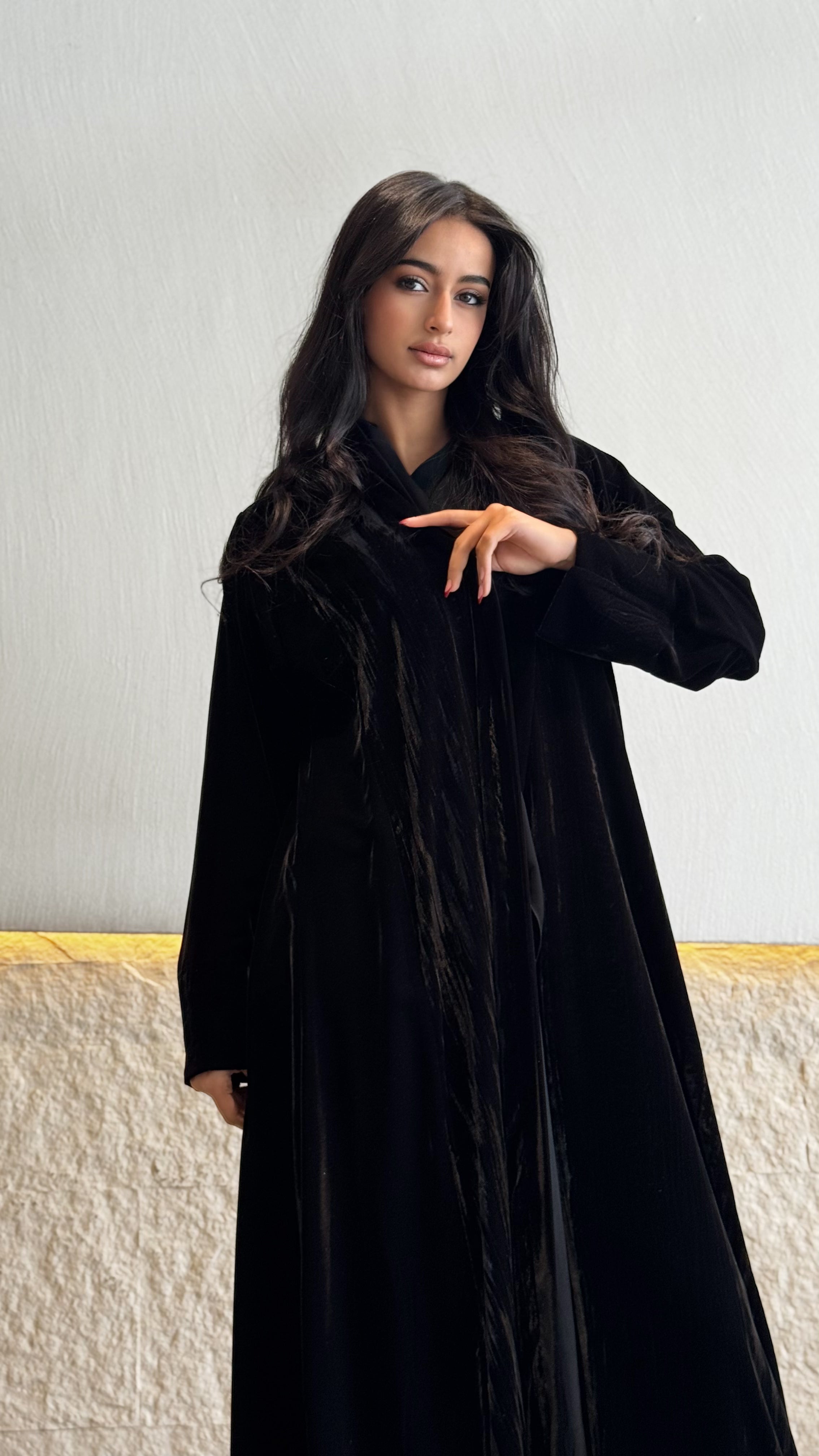 MWT673 - عباية مخمل اسود - Aya