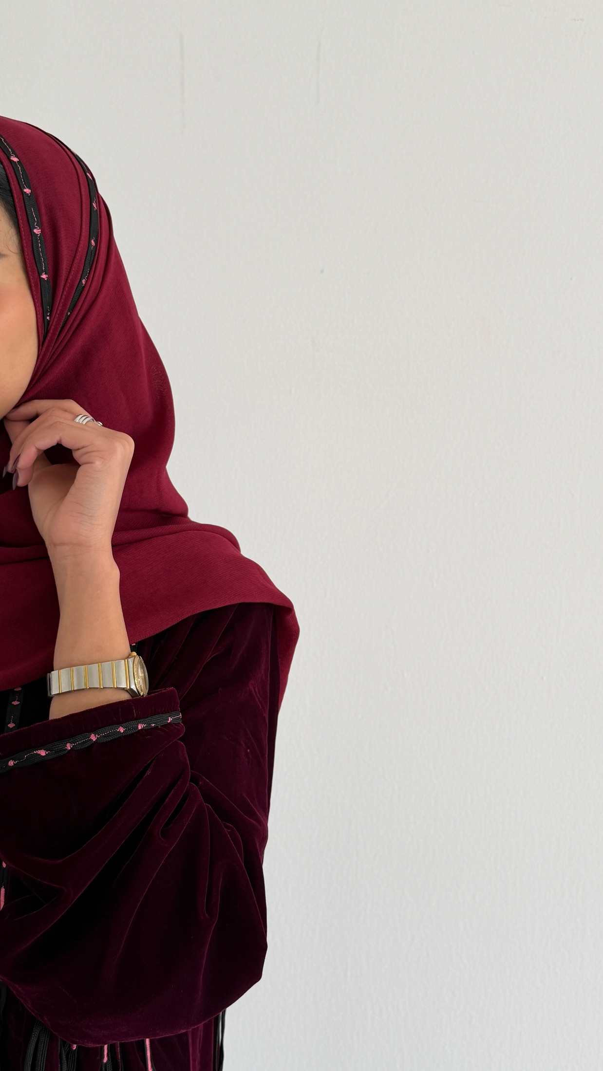 MWT864 - عباية مخمل بخطوط قيطان راقية - Aya