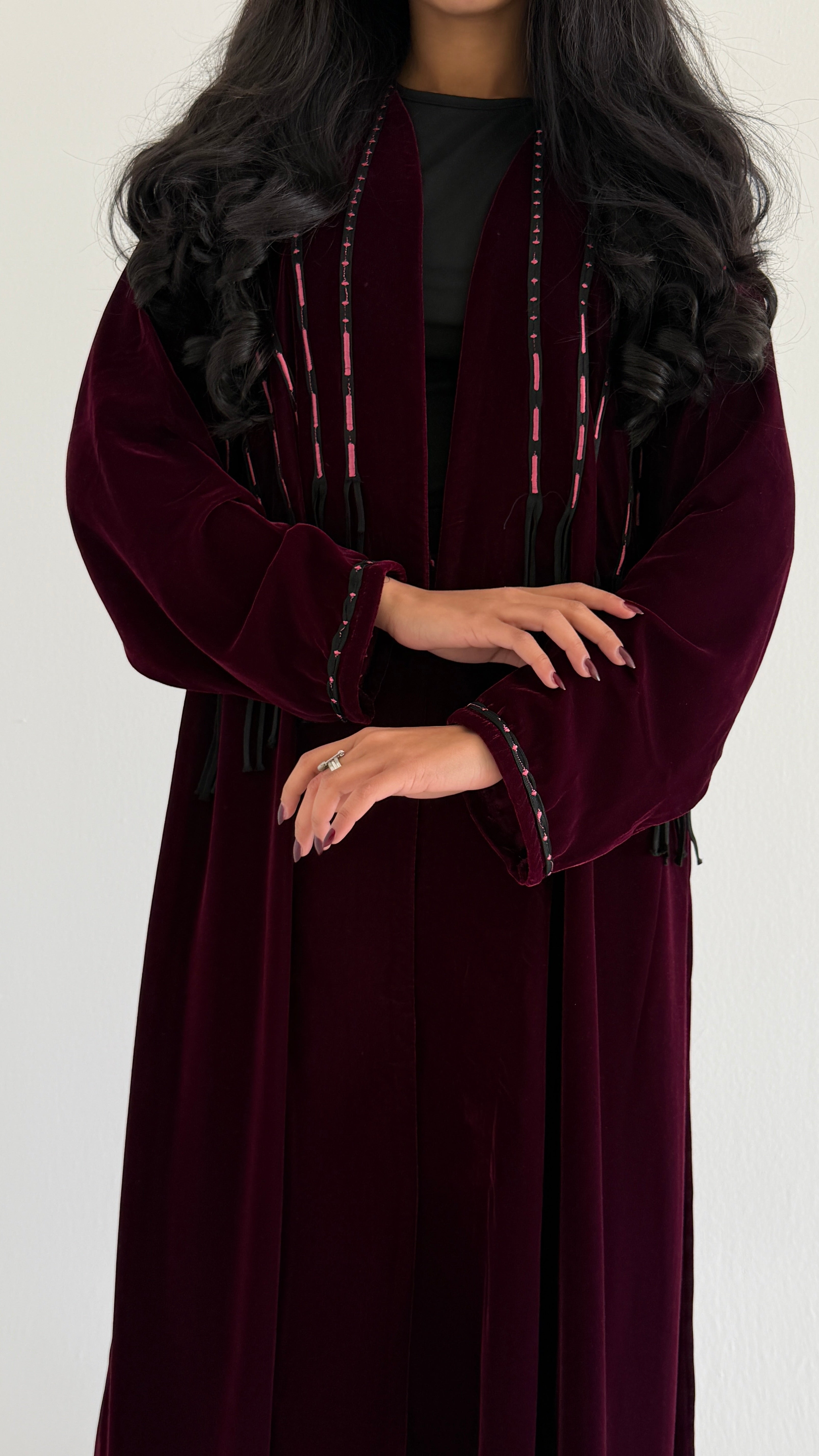 MWT864 - عباية مخمل بخطوط قيطان راقية - Aya