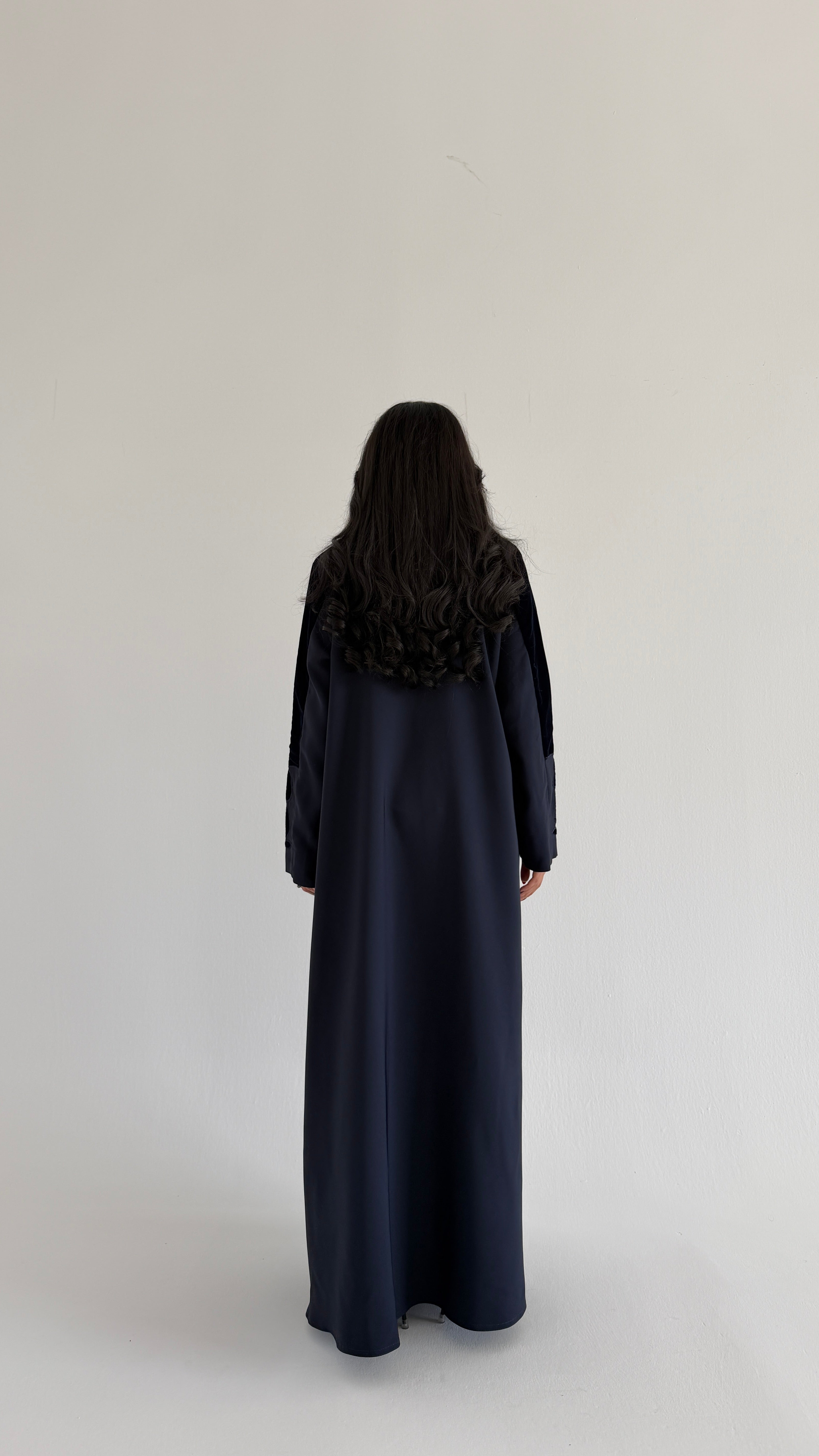 MWT895 - عبايه كريب مع تدخيله مخمل بشكل وردات - Aya