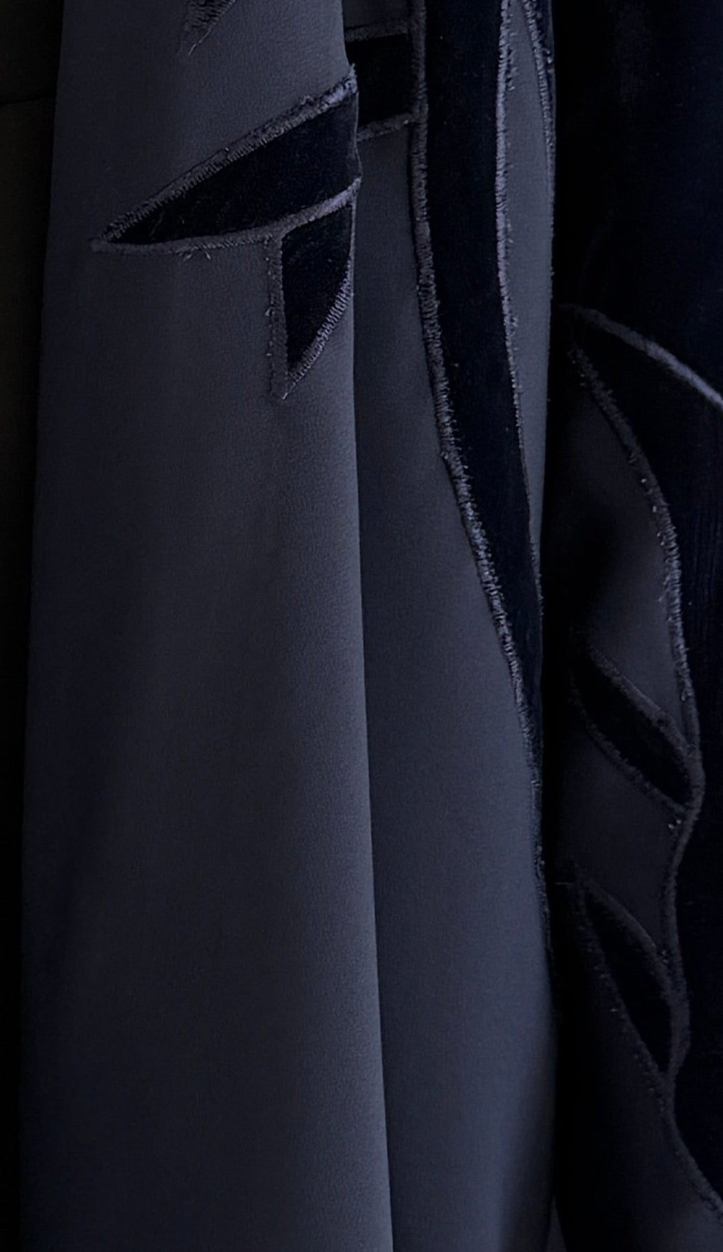 MWT895 - عبايه كريب مع تدخيله مخمل بشكل وردات - Aya