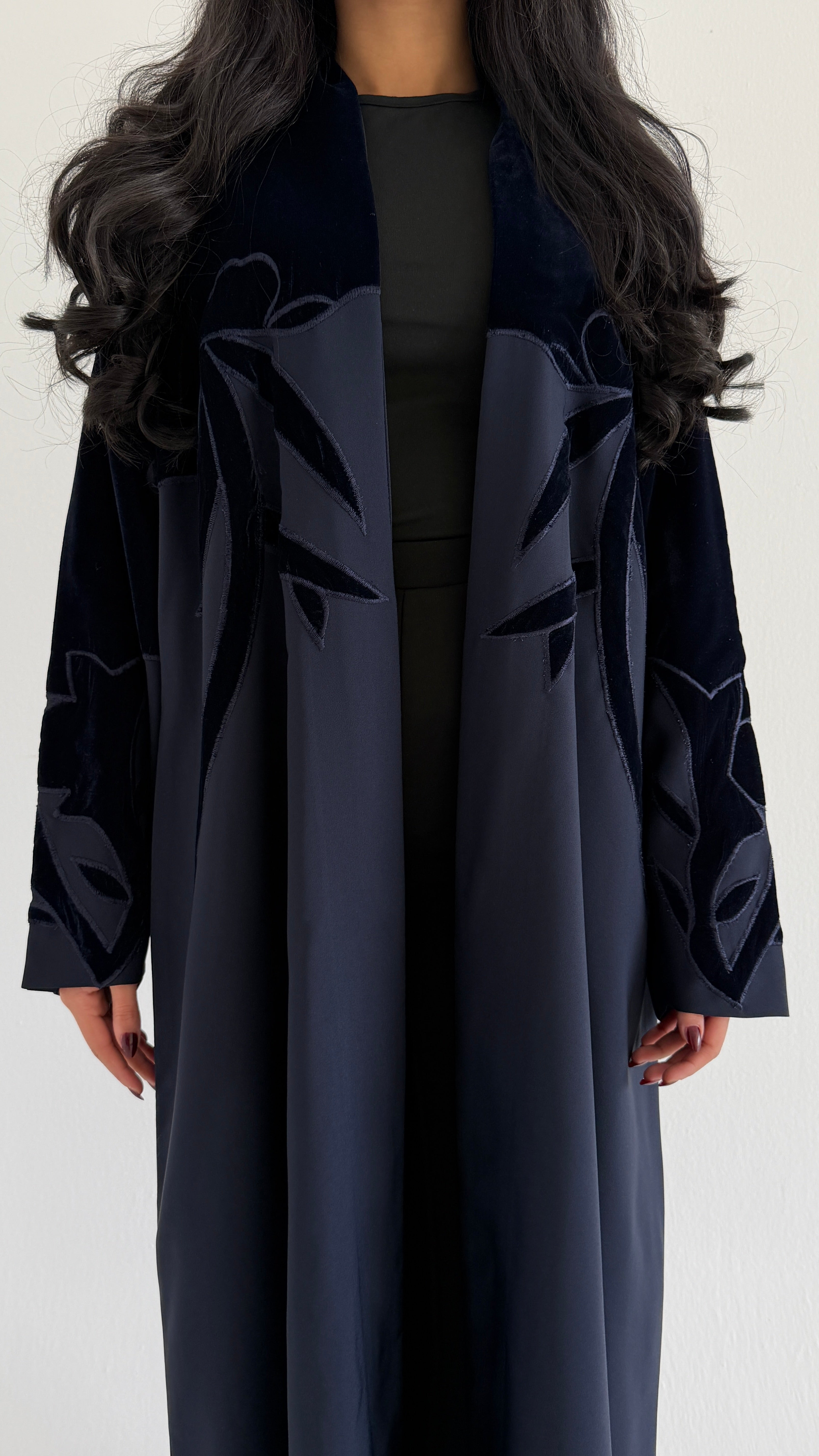 MWT895 - عبايه كريب مع تدخيله مخمل بشكل وردات - Aya