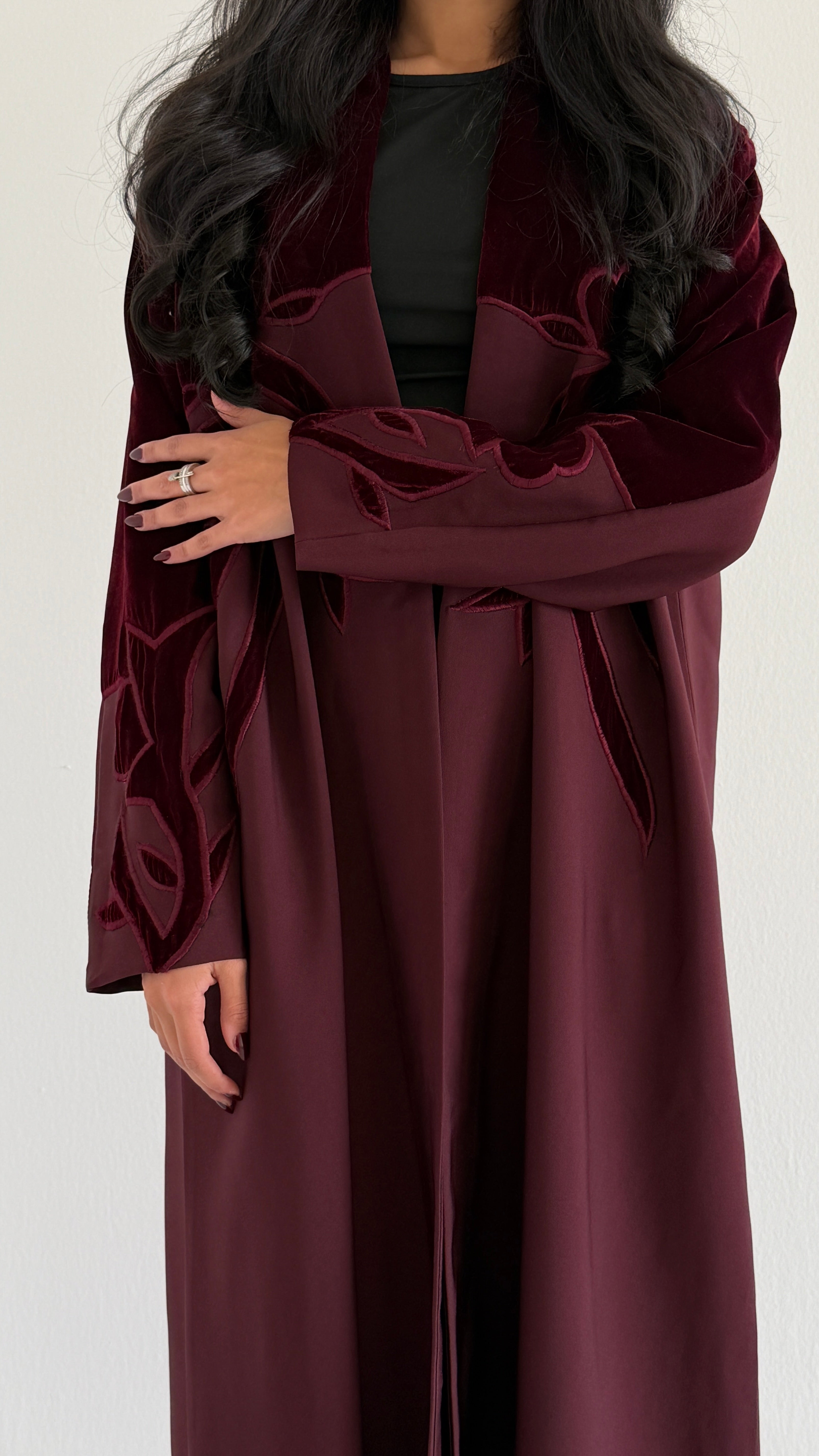 MWT897 - عبايه كريب مع تدخيله مخمل بشكل وردات - Aya