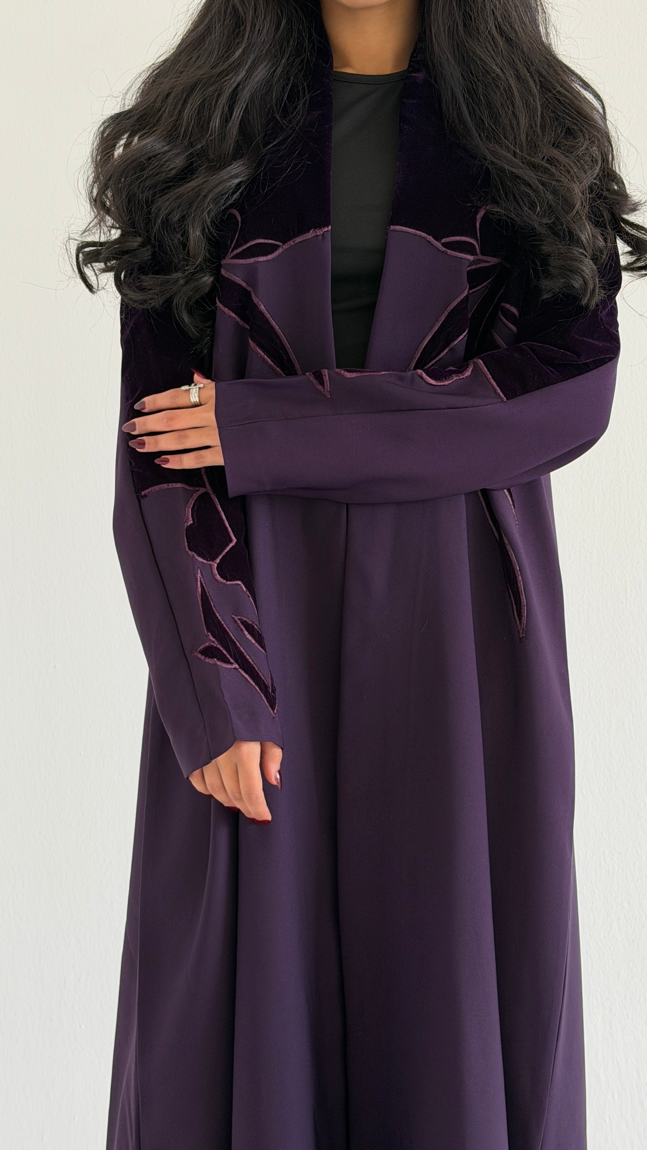 MWT896 - عبايه كريب مع تدخيله مخمل بشكل وردات - Aya