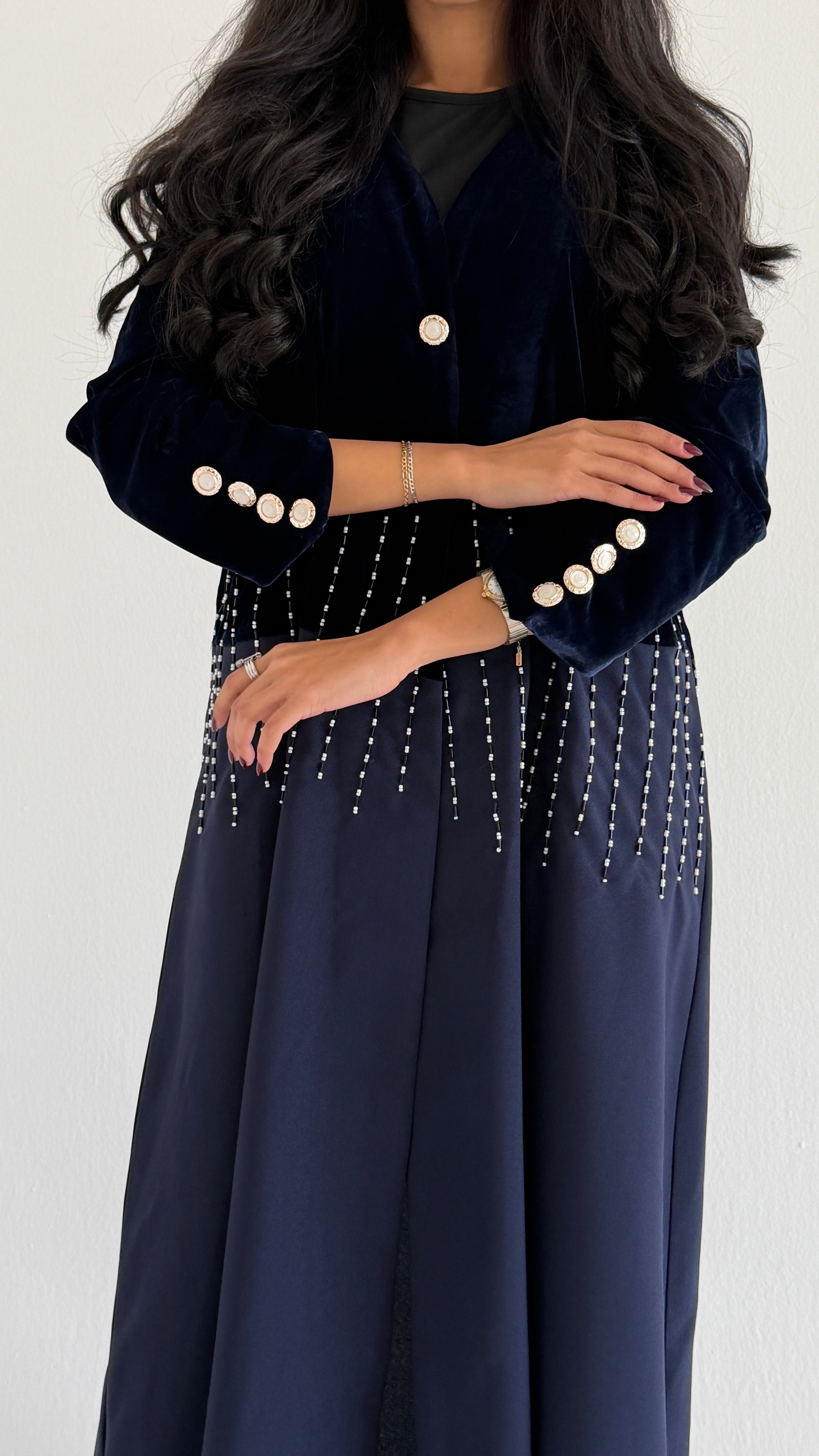 MW2018 - عباية مخمل اس اس مع اضافة الكتان وشك يدوي بالصدر - Aya